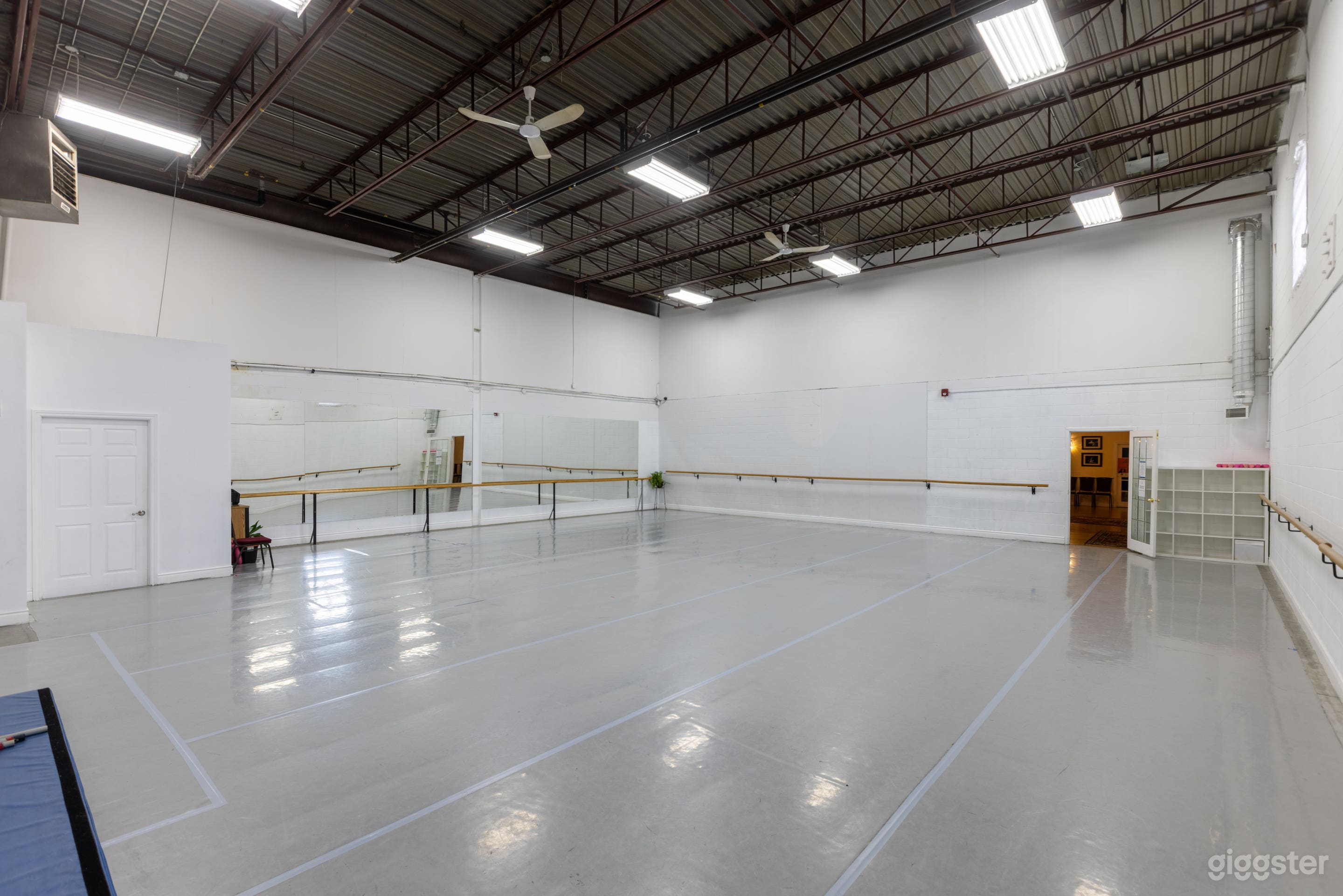 1850 Sqft Studio 2 Photo 4