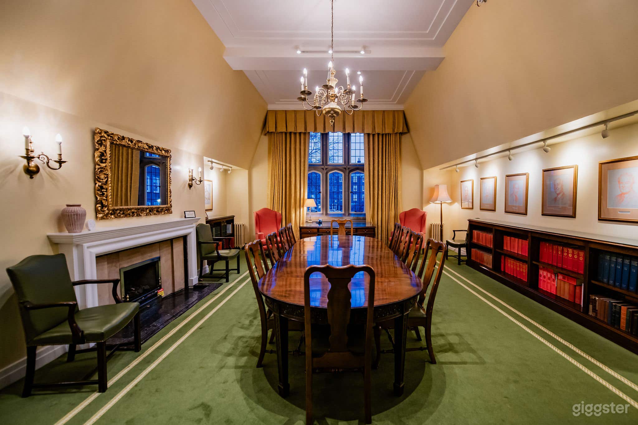 The Benchers Library - located on the first floor, next to The Large Pension Room. Can fit maximum 30 guests standing. Perfect room for interviews.
Room available from 09:00.