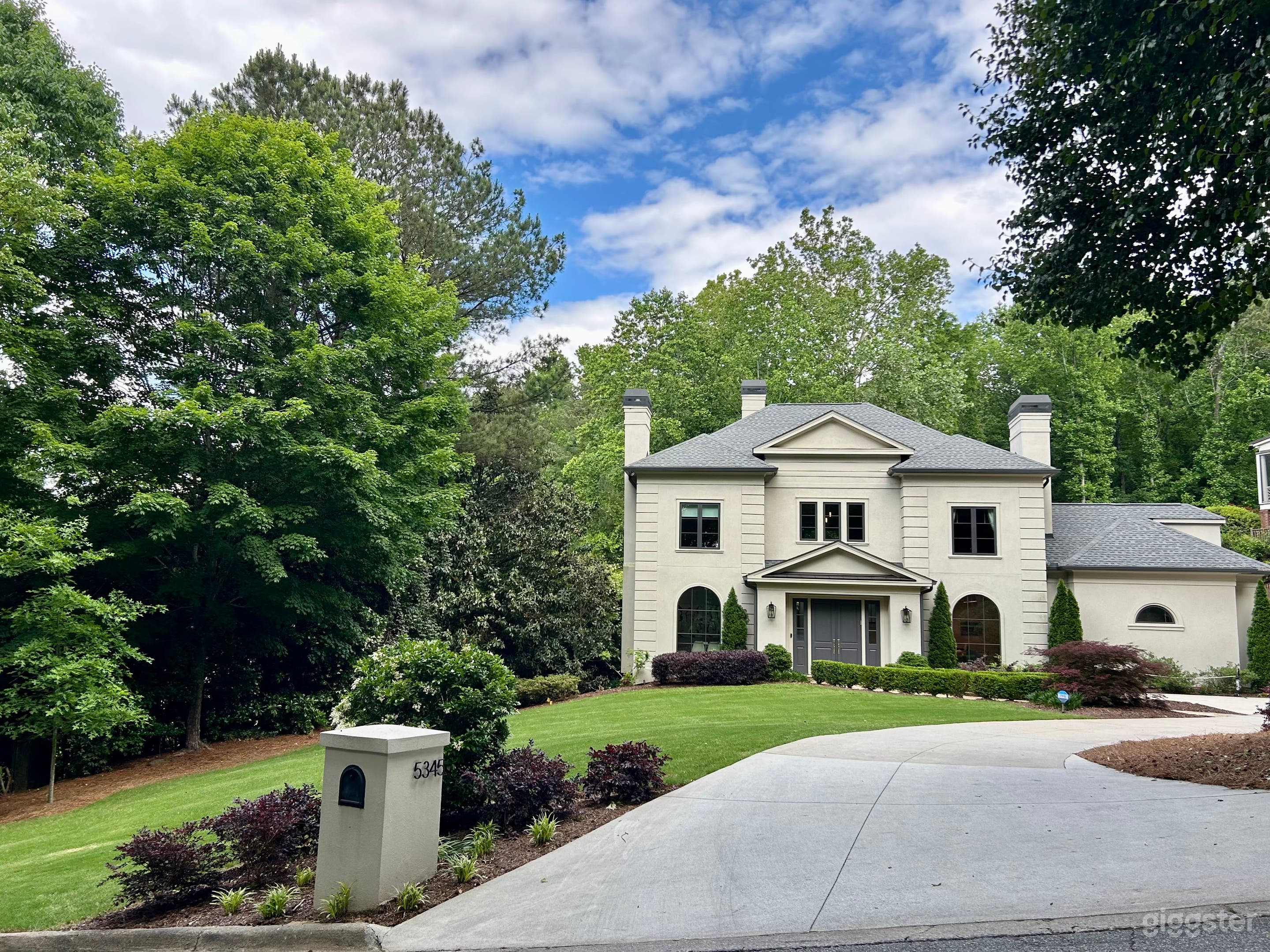 Adaptable Contemporary Stunner Photo 1