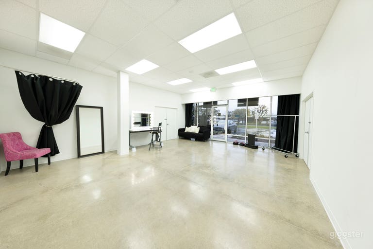  Professional photo studio in the heart of Orange County, Irvine, CA, available for rent. 
Our spacious studios are fully equipped and perfect for photo shoots, video shoots, casting, events, meetings, classes, workshops, rehearsals 