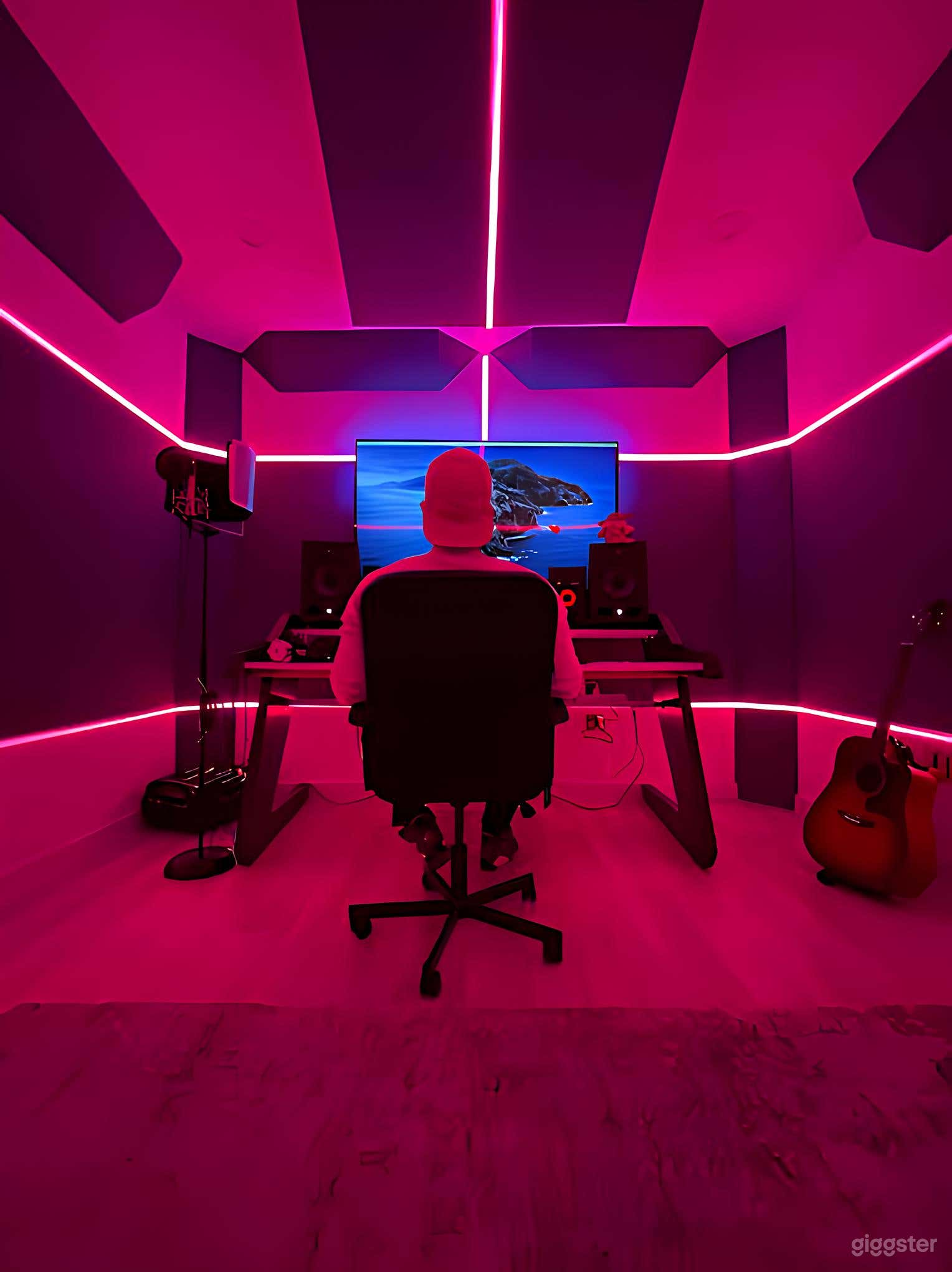 Colorful &amp; Creative Multiset Studio in Miami Photo 1
