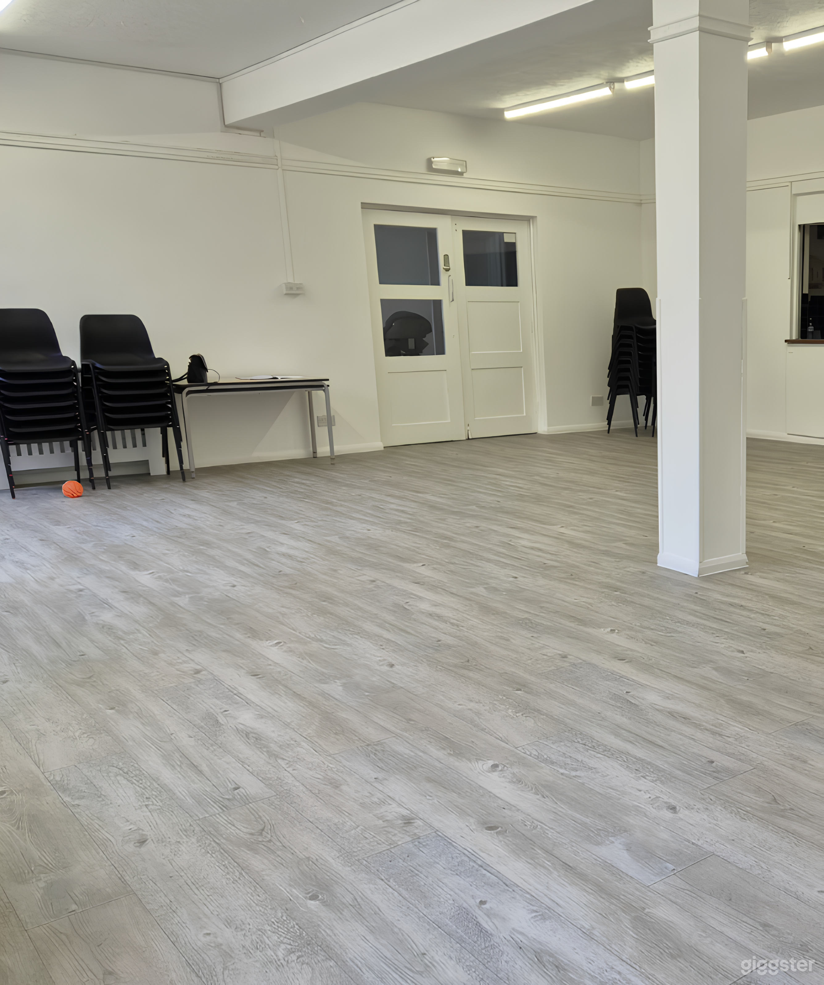 Modern Meeting Room for Meetings and Functions Photo 2