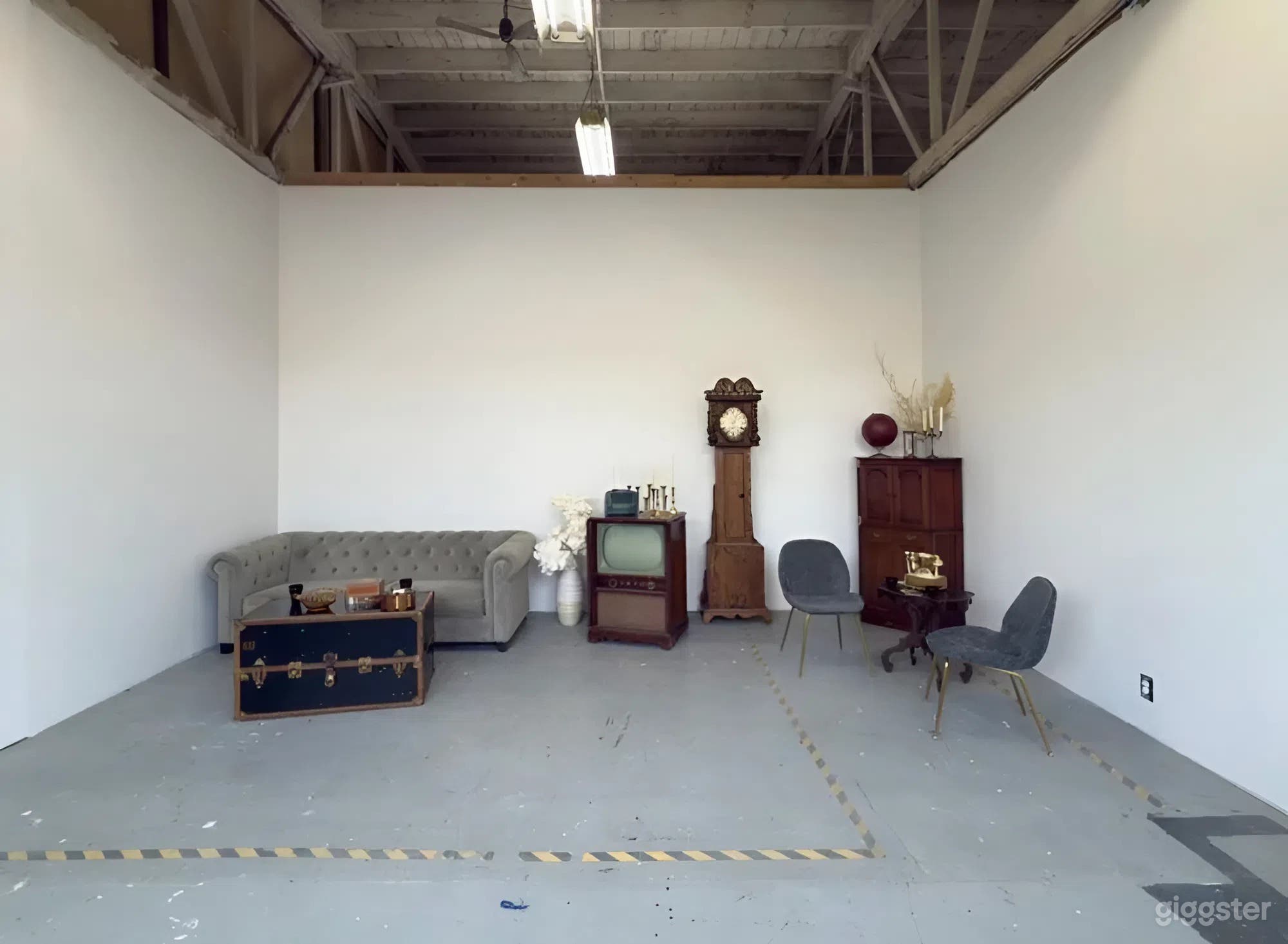 Bright Industrial Daylight Studio with Warehouse Windows Photo 2