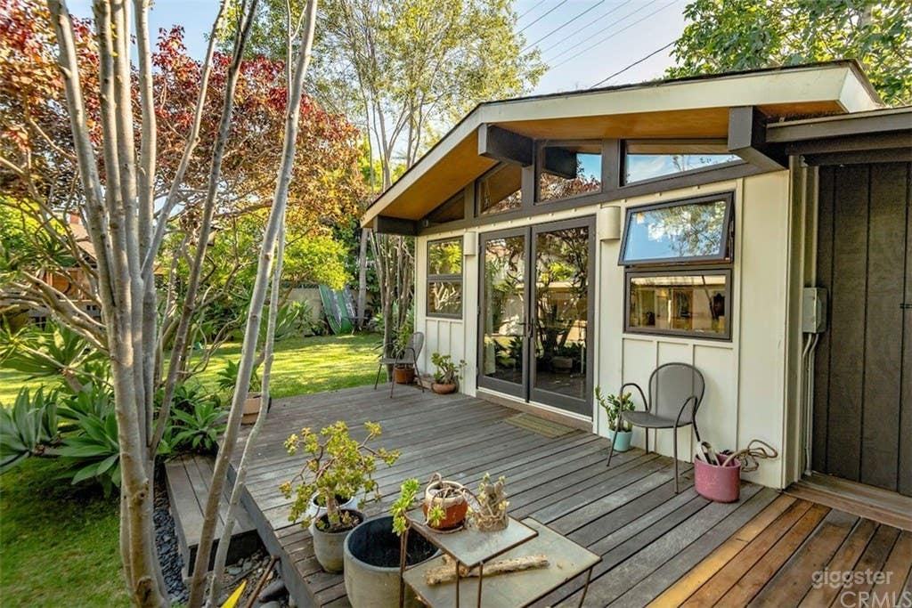 Light flooded casita office Photo 4