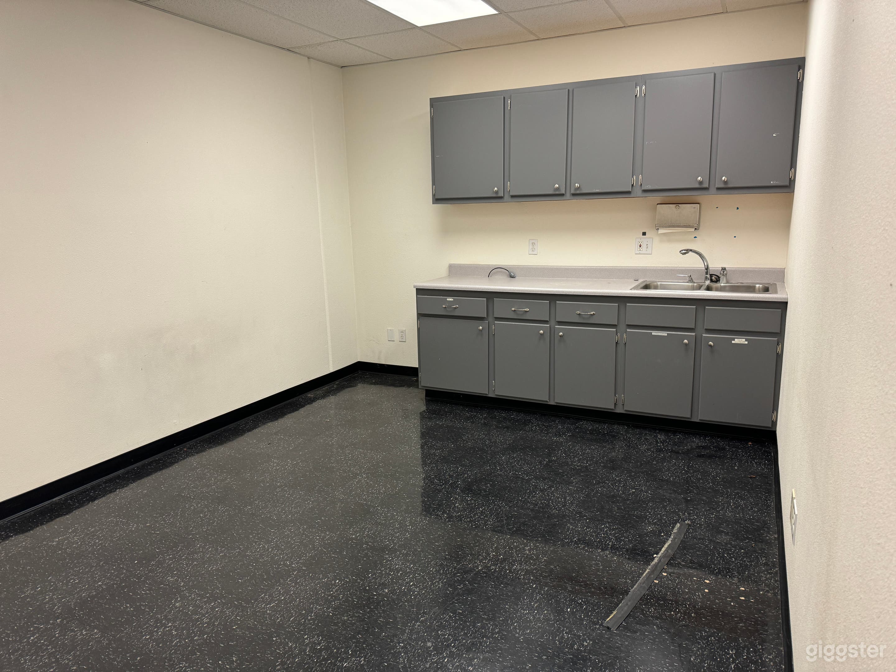 Screening room/ studio/ Board Game store Photo 4