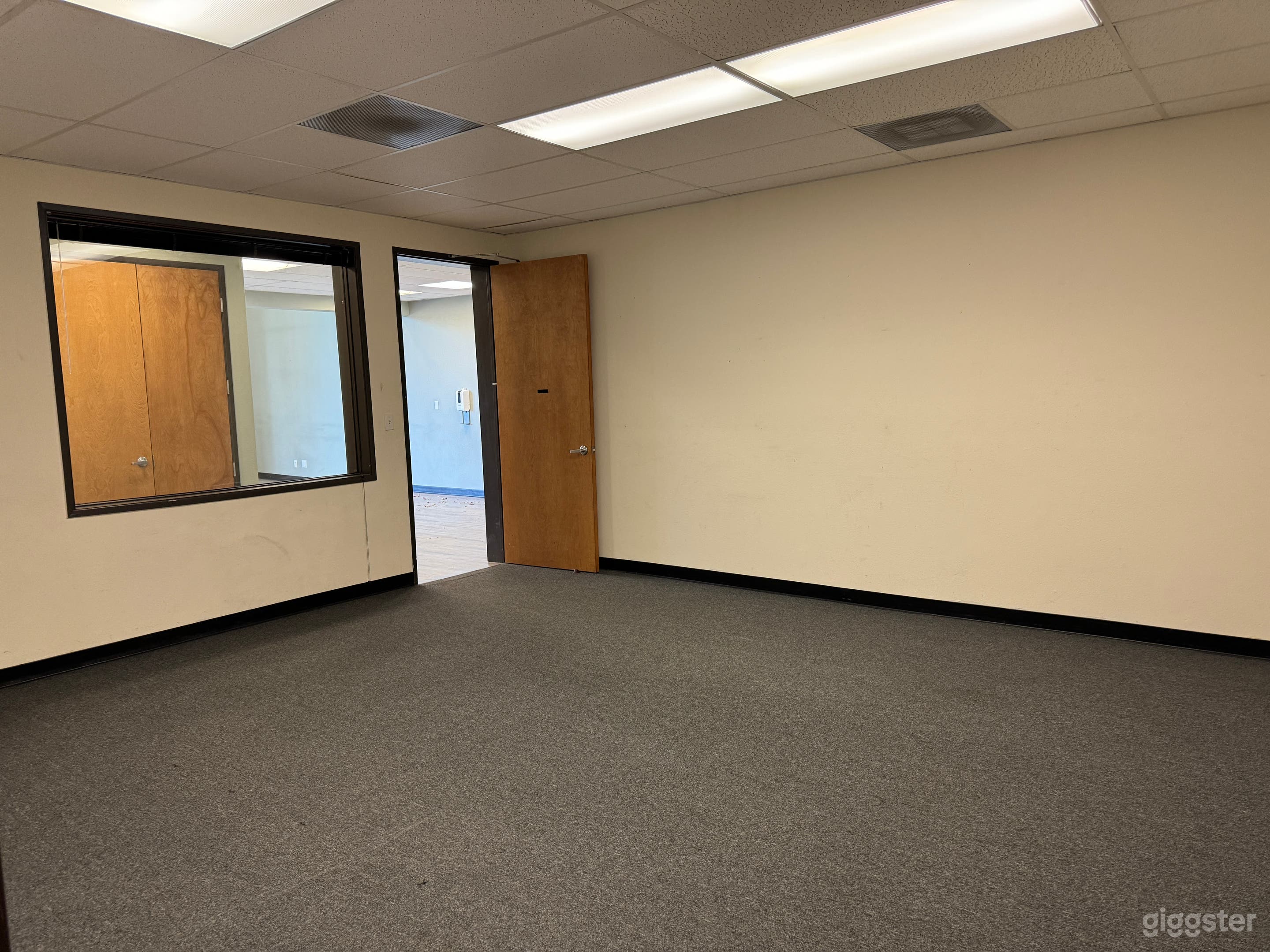 Office/ Warehouse/ Board Game store Photo 4