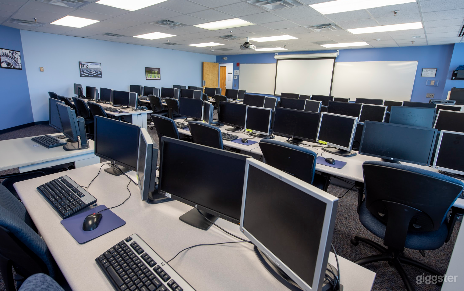 Dual-Monitor Classroom Style Training Room for Large Groups Photo 4