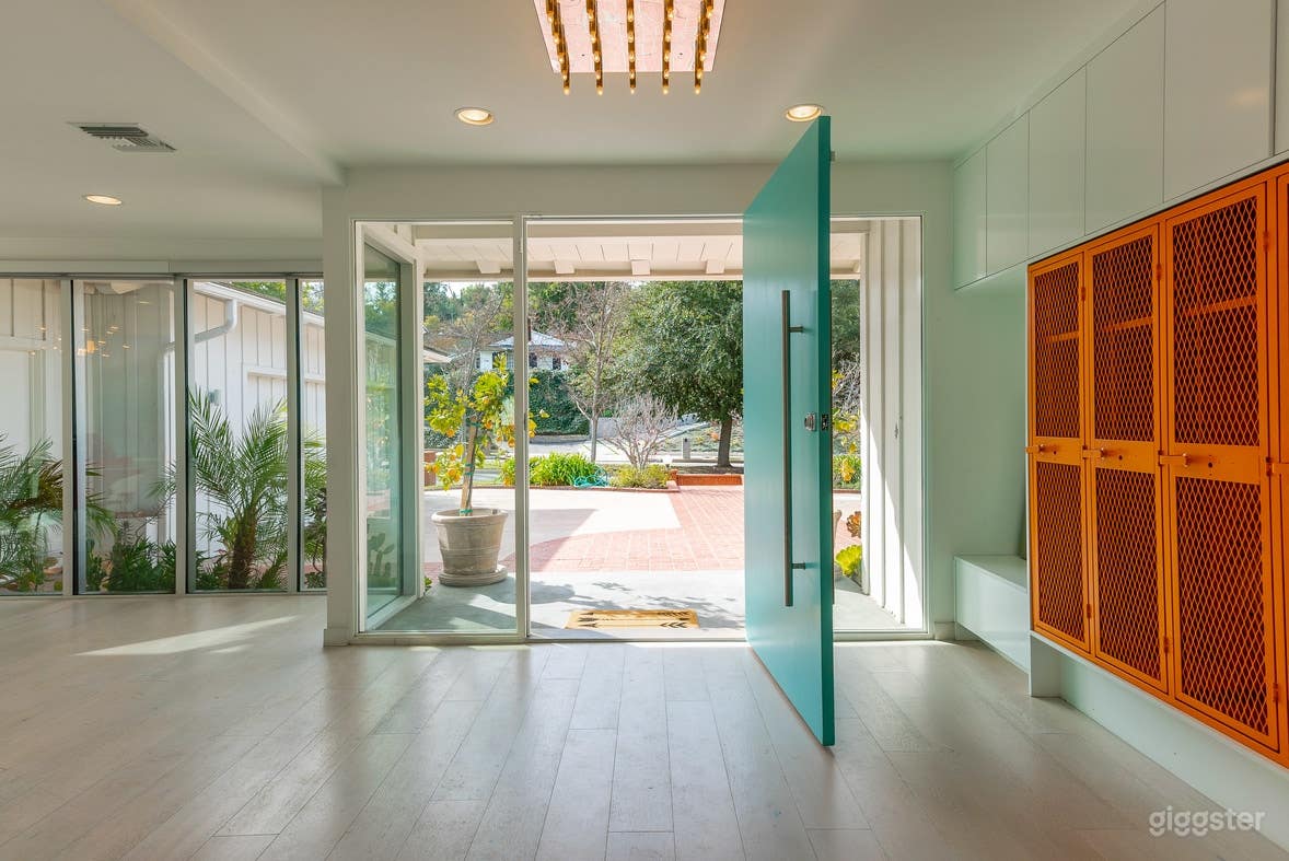 Beautiful Mid-Century Modern house with pool Photo 2