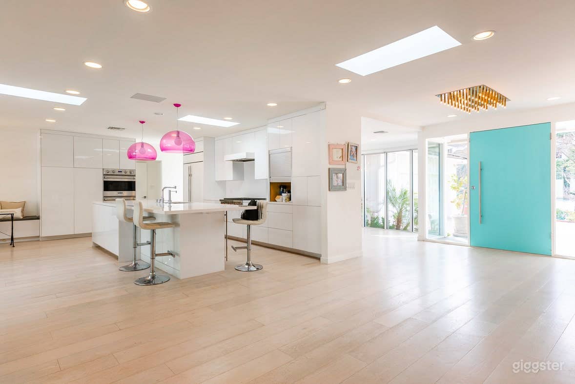 Beautiful Mid-Century Modern house with pool Photo 1