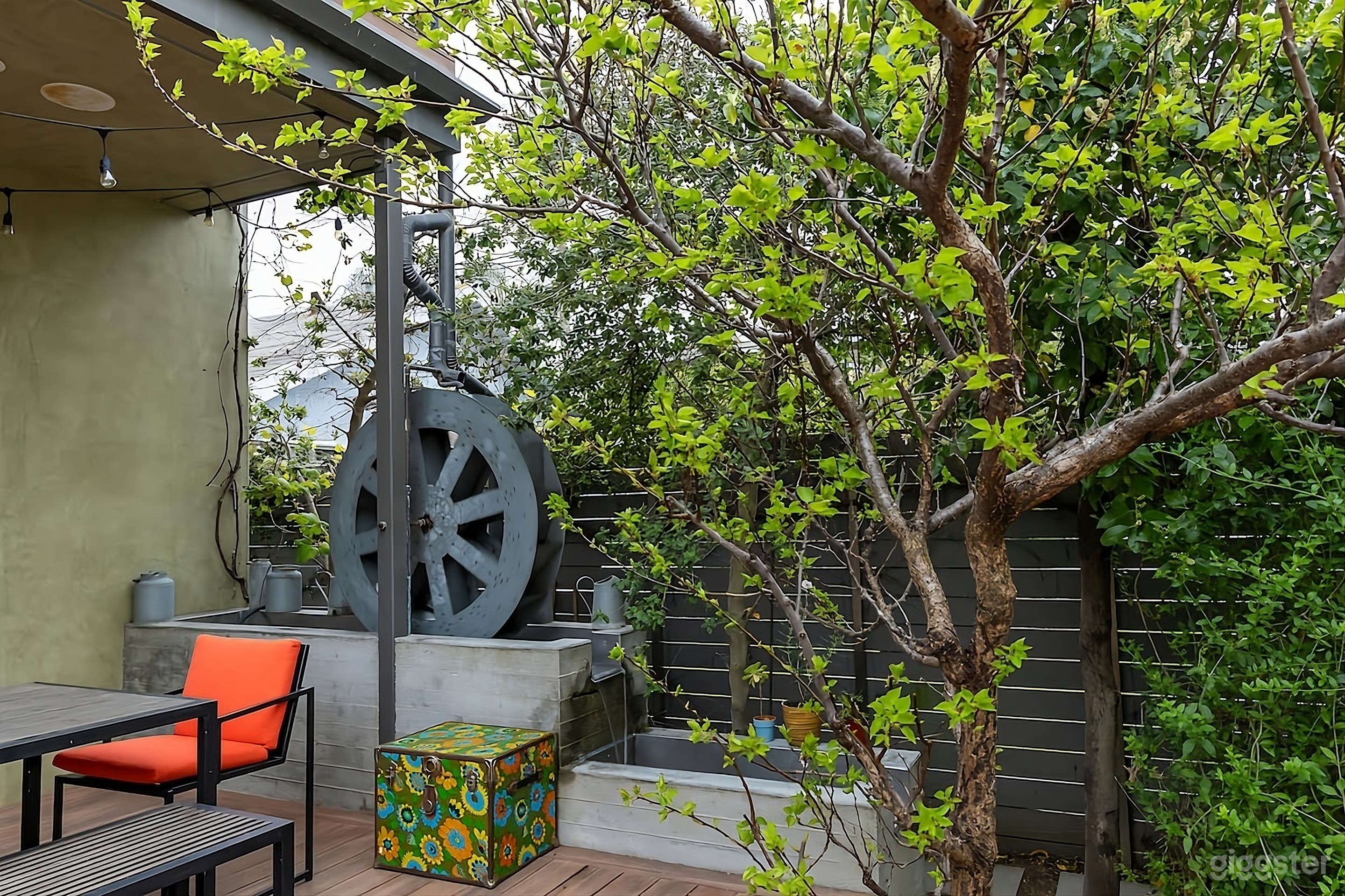 Secluded Modern Backyard Haven Photo 2