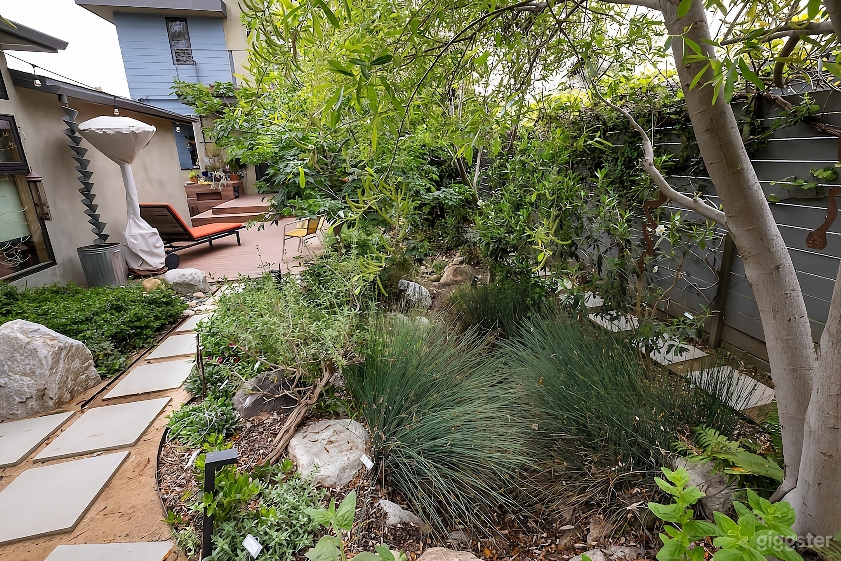 Secluded Modern Backyard Haven Photo 4