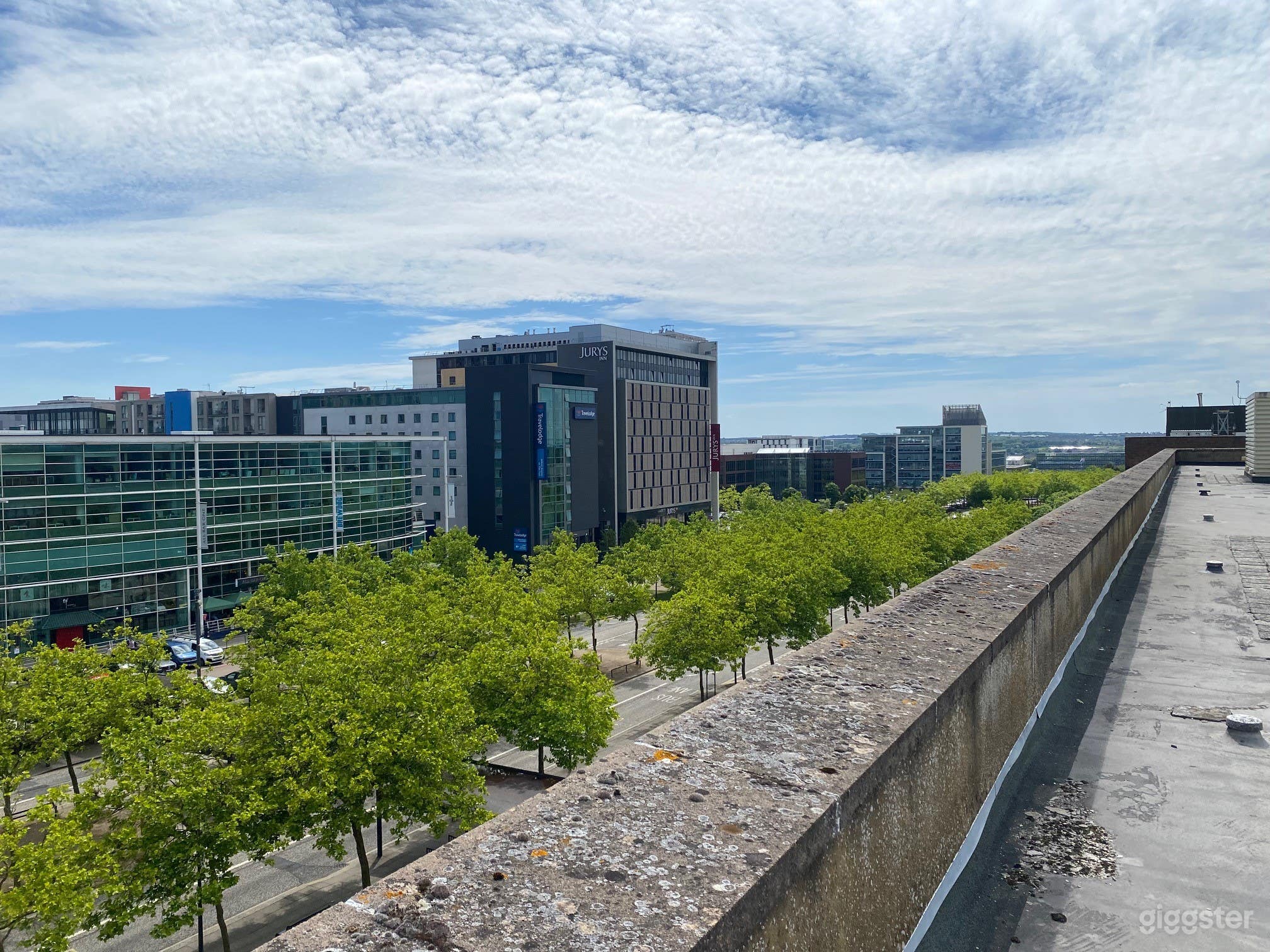 Spacious Rooftop for Photoshoots and Film Location Photo 3