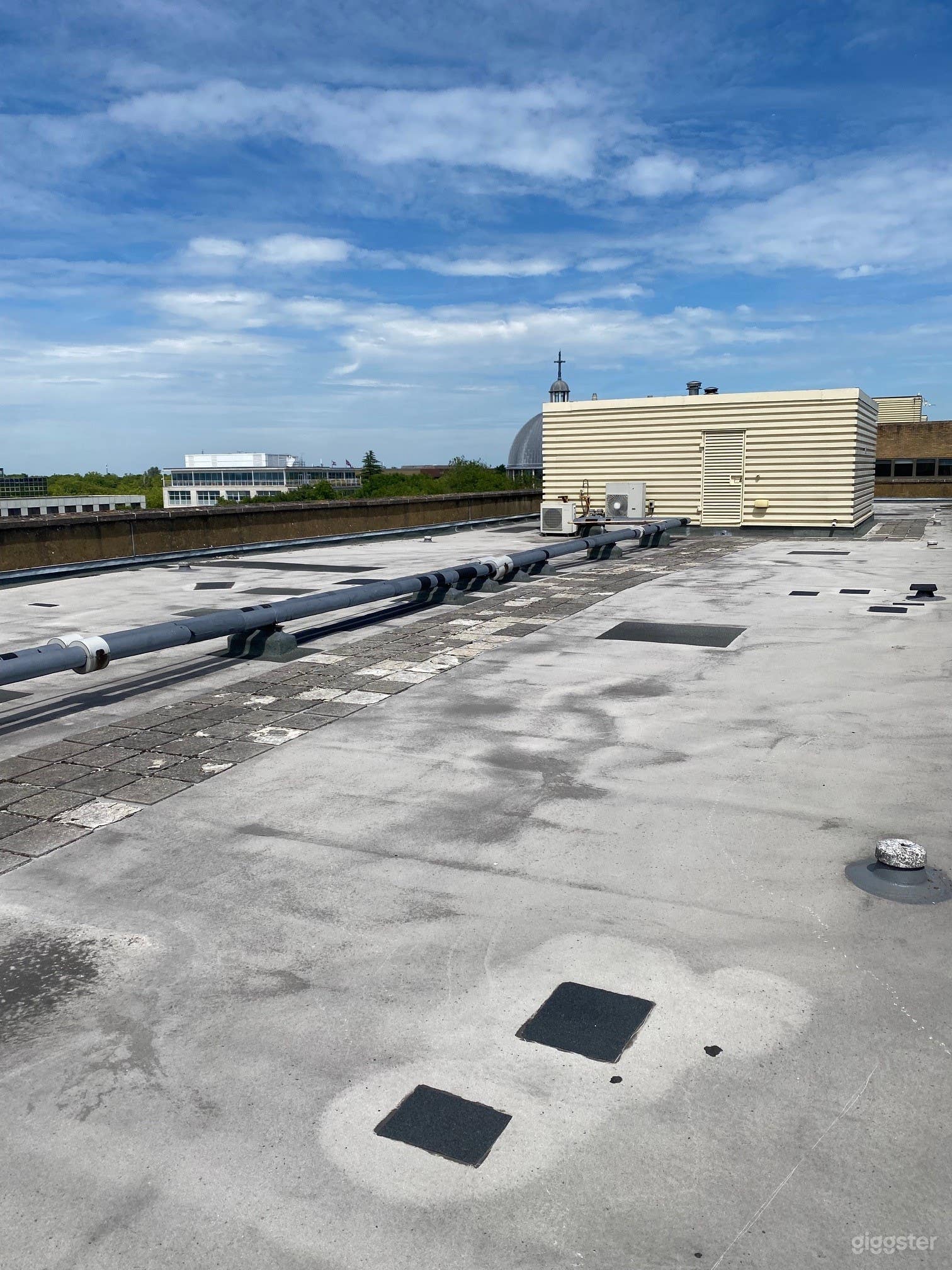 Spacious Rooftop for Photoshoots and Film Location Photo 4