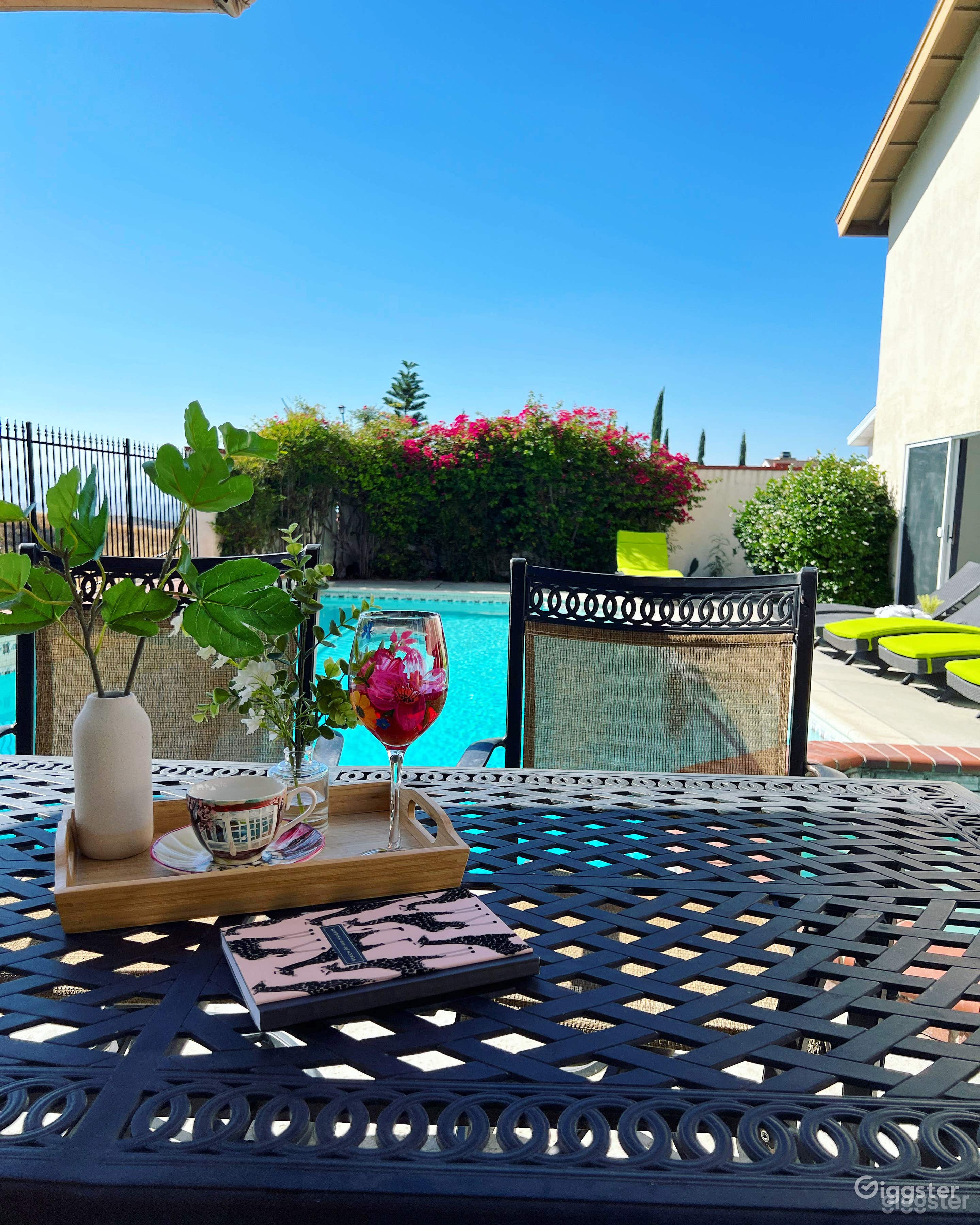 Spacious and Charming Pool with Jacuzzi Photo 4