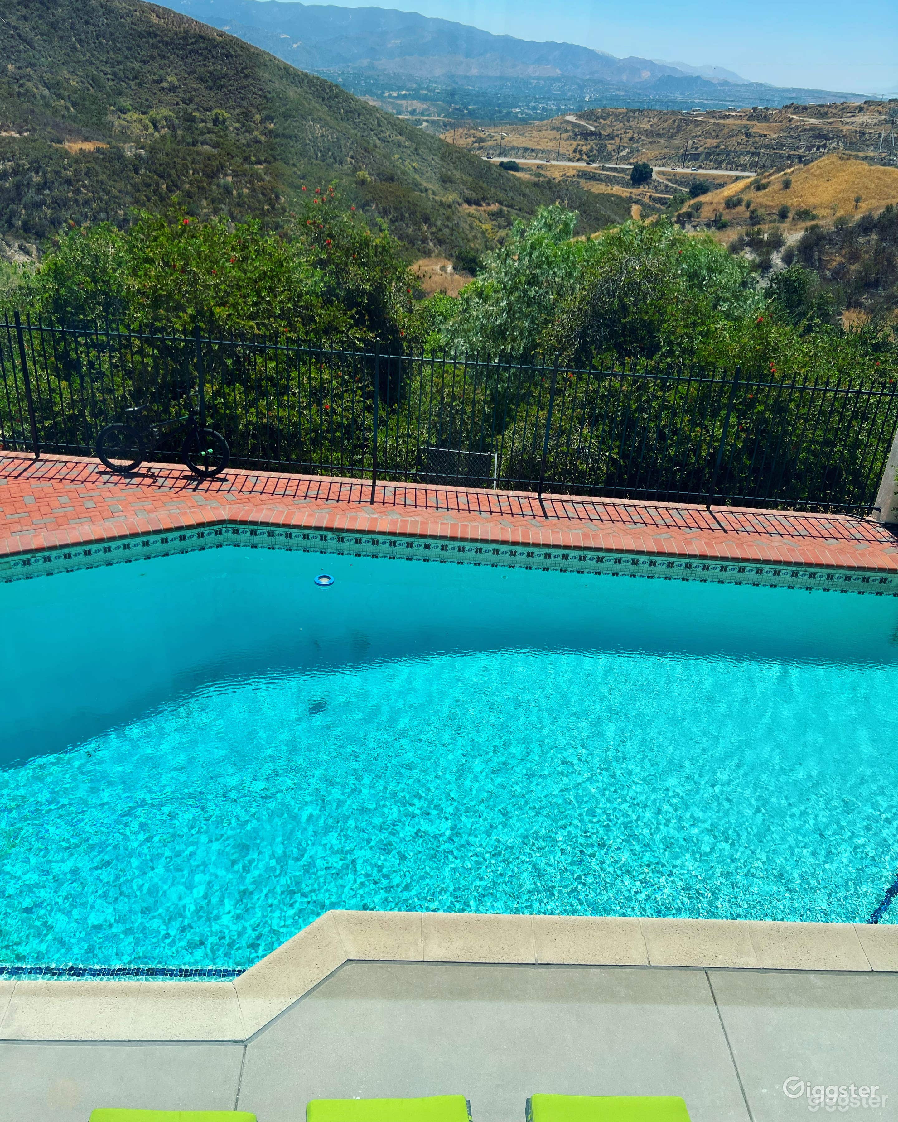 Spacious and Charming Pool with Jacuzzi Photo 1