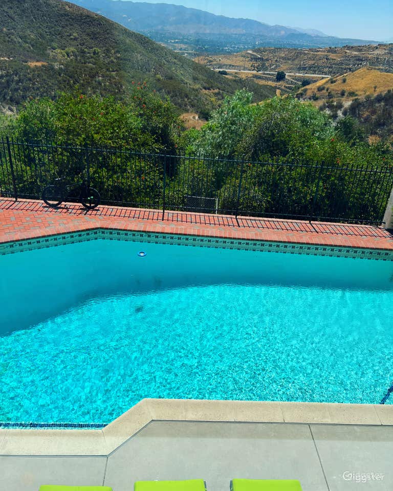  Spacious and Charming Pool with Jacuzzi 