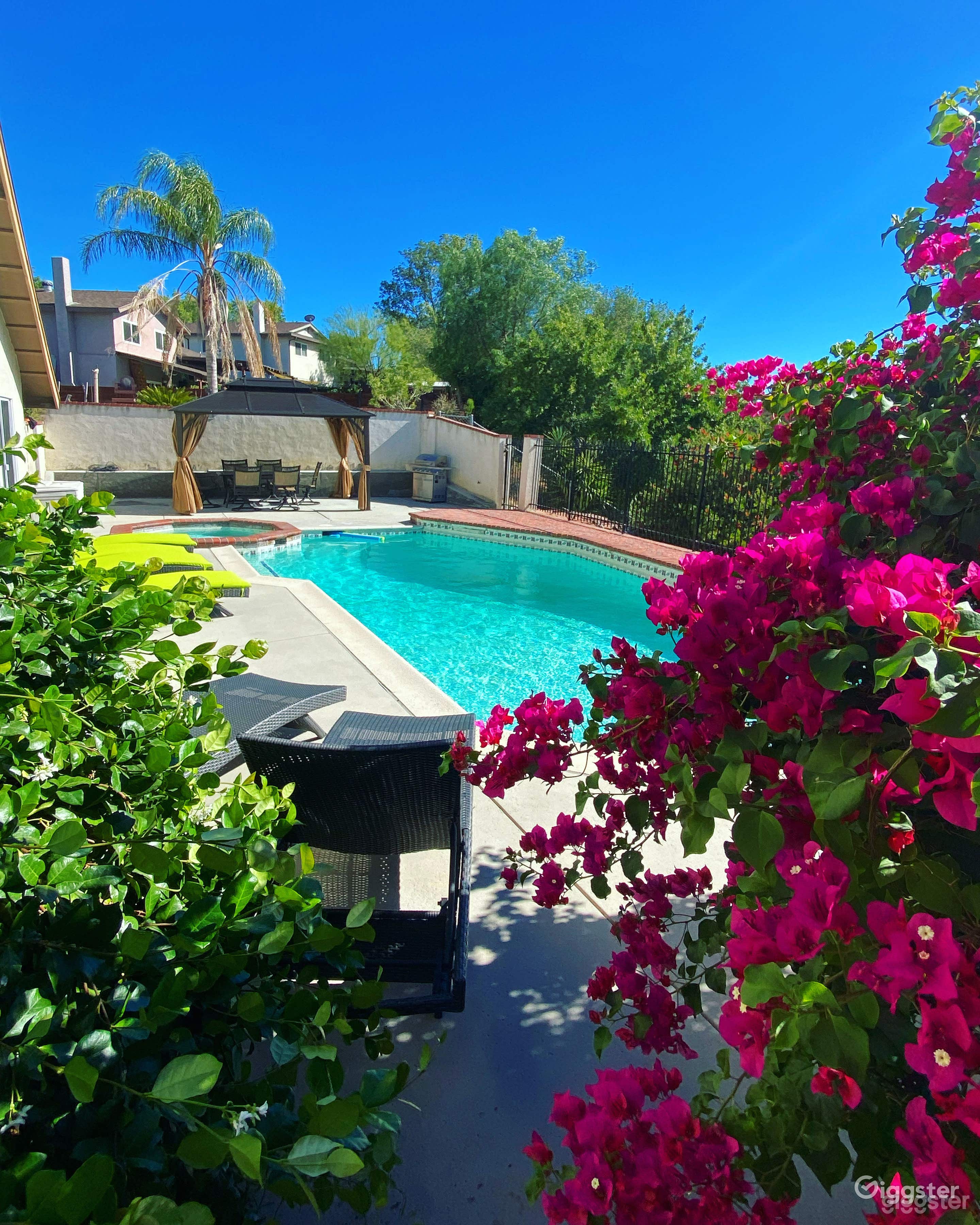 Spacious and Charming Pool with Jacuzzi Photo 3