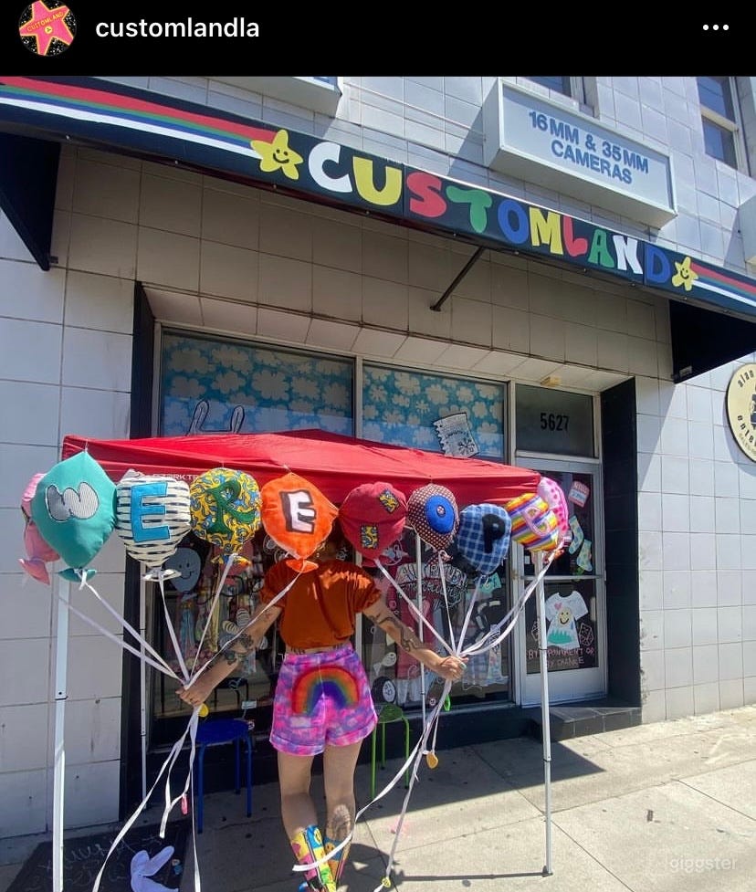 Custom Clothing Store & Studio with green screen, styling wardrobes, backgrounds, props and Parking!!!!! Photo 2