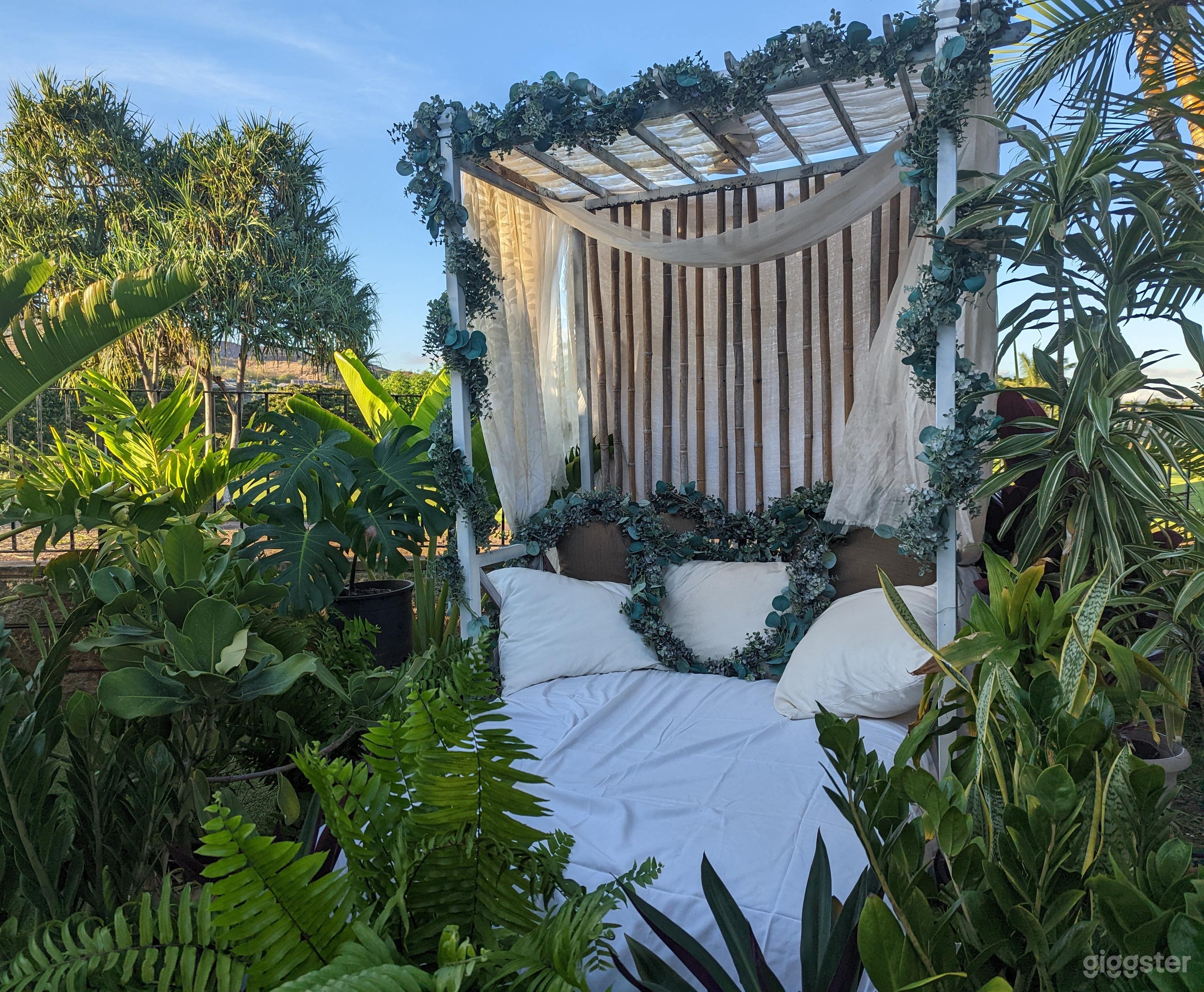 Trellis Daybed Tropical Garden Setting