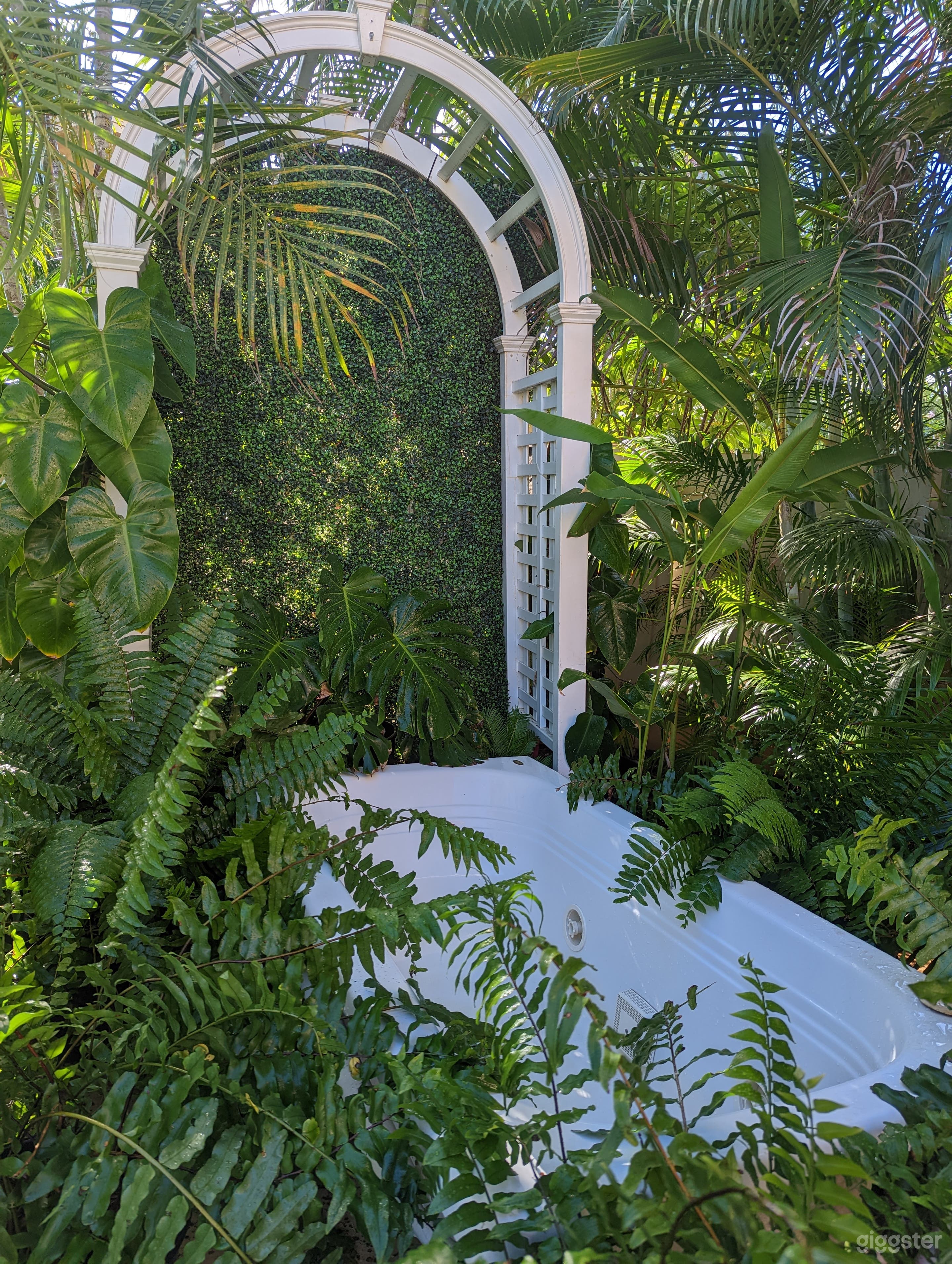 Arch Trellis with Spa Tub