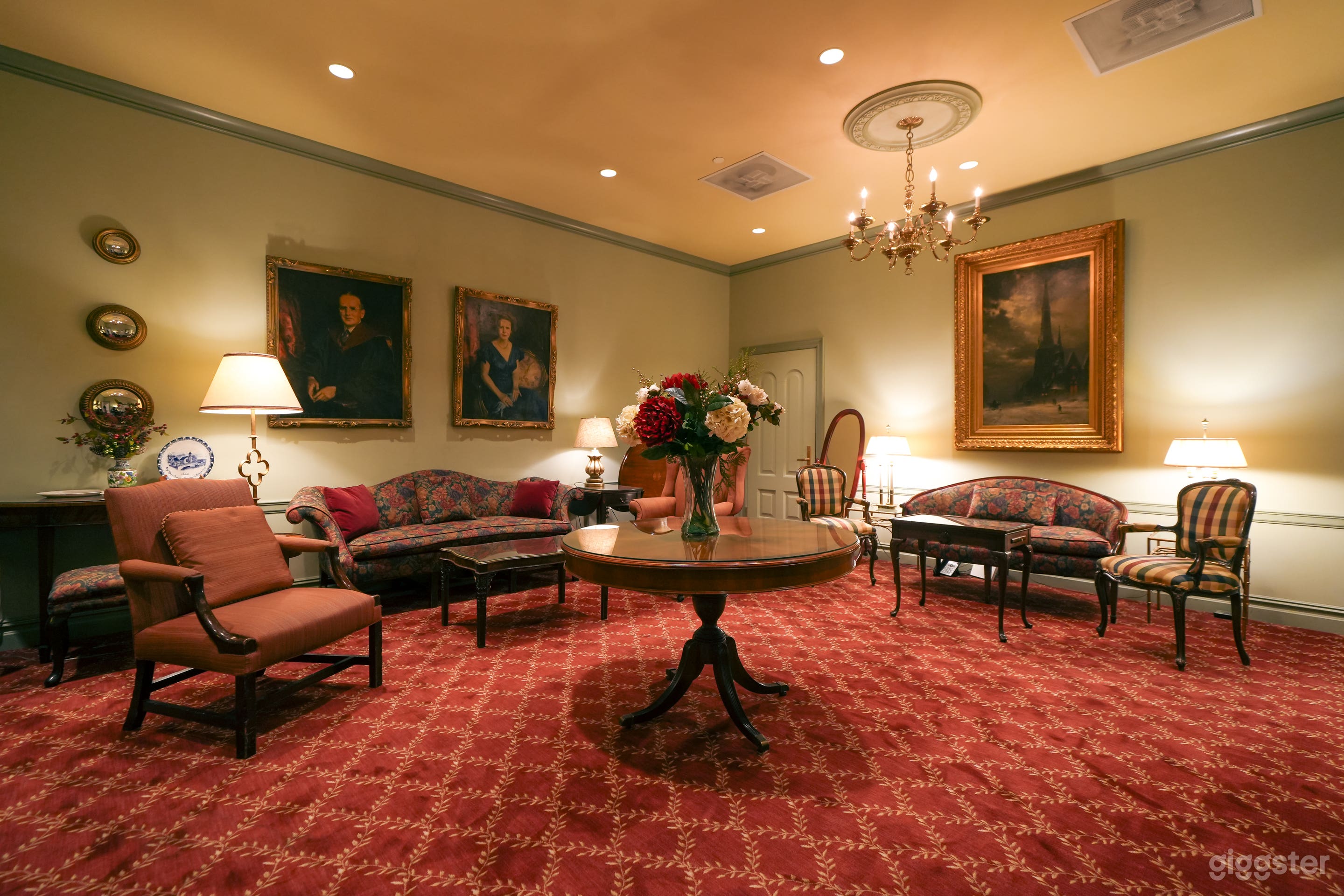 Retro Lounge w/ Bold Red Interiors &amp; Vintage Decor Photo 2