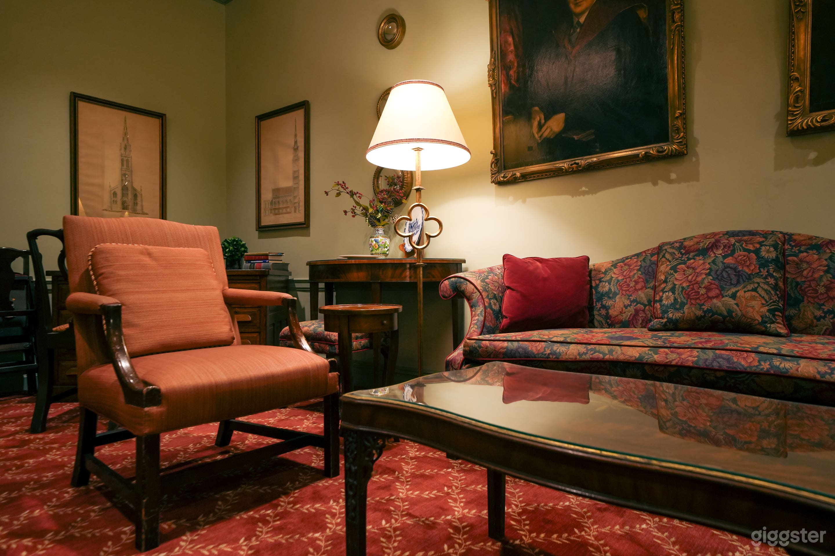 Retro Lounge w/ Bold Red Interiors &amp; Vintage Decor Photo 4