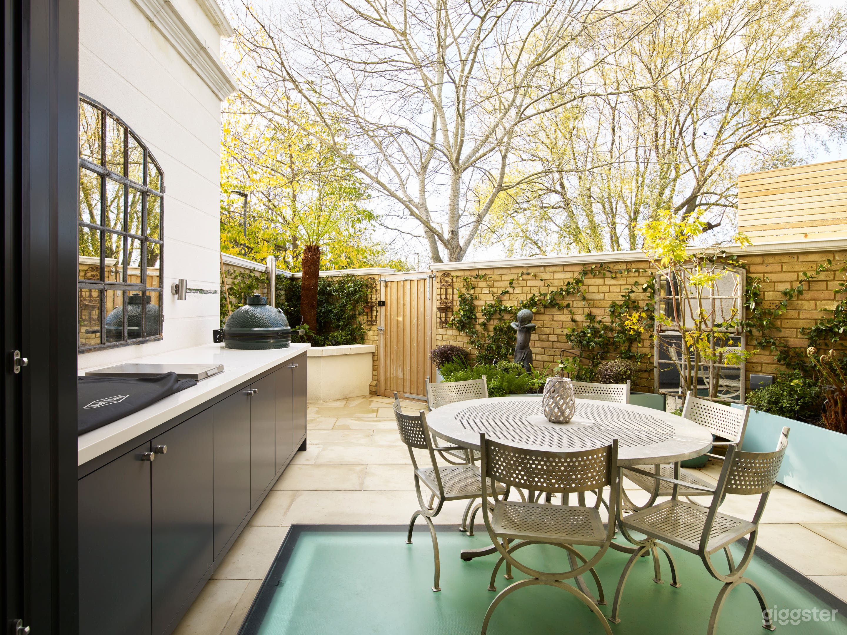 Classic London Townhouse with Rooftop Views Photo 3