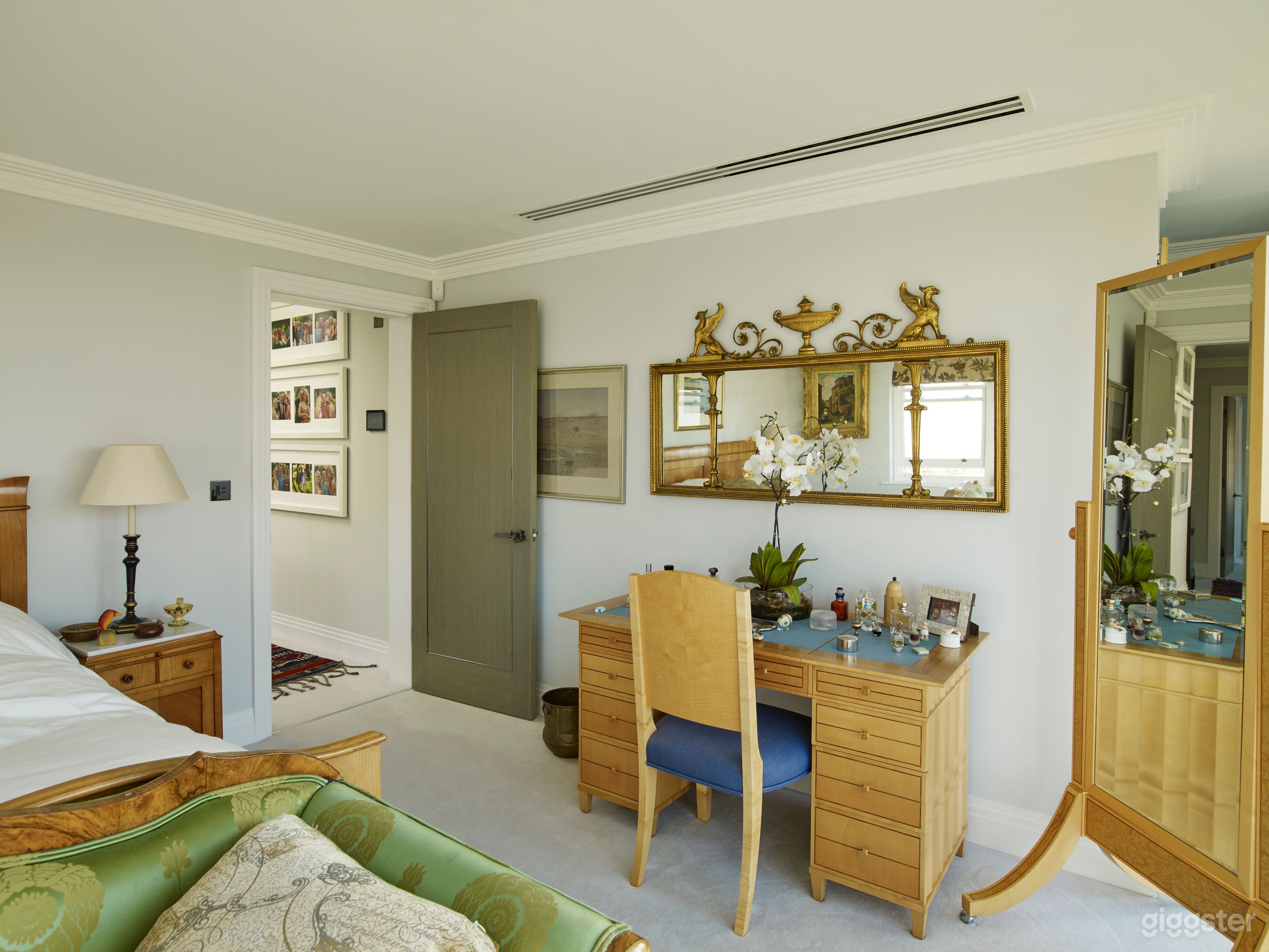 Classic London Townhouse with Rooftop Views Photo 2