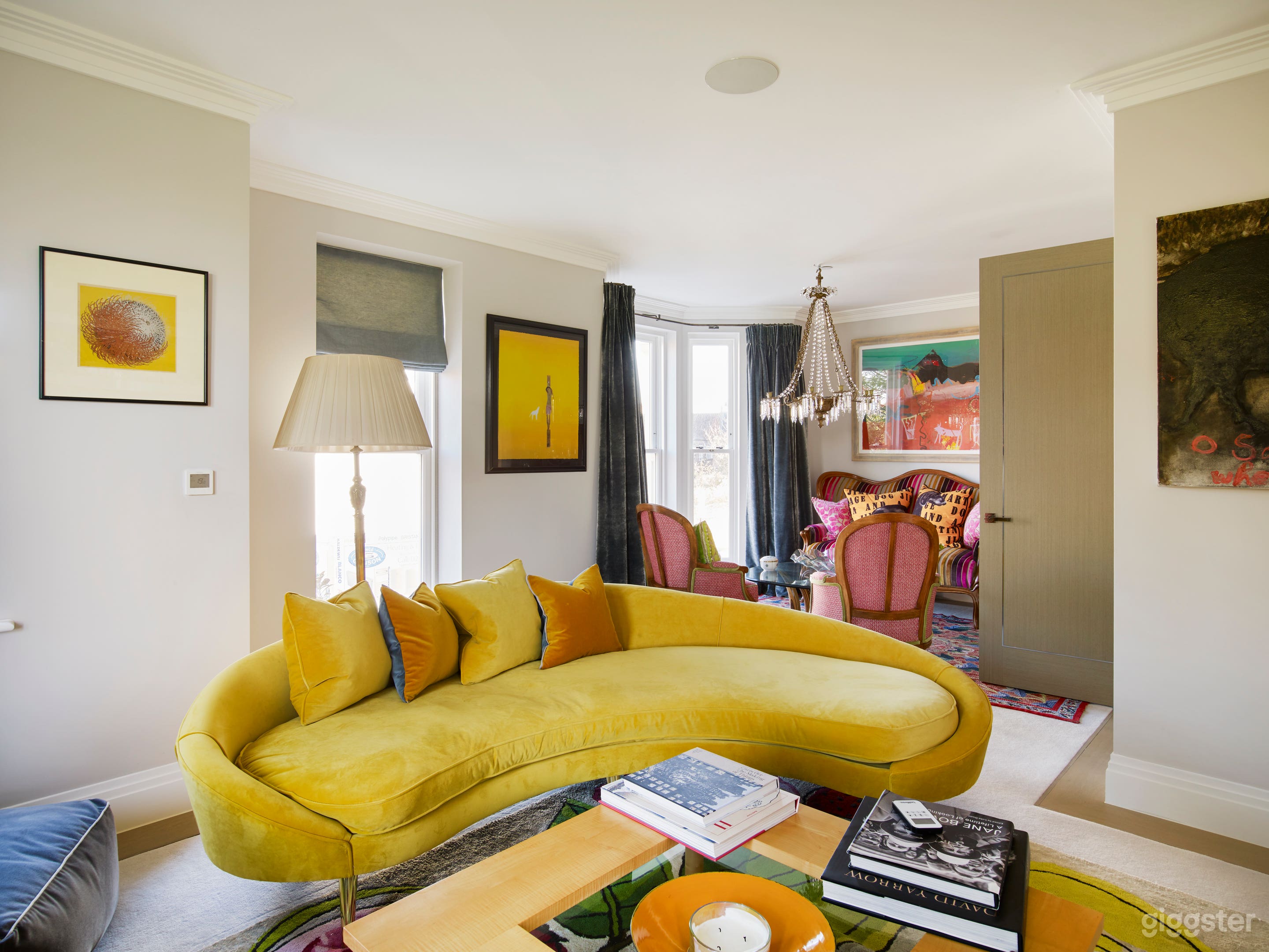 Classic London Townhouse with Rooftop Views Photo 4