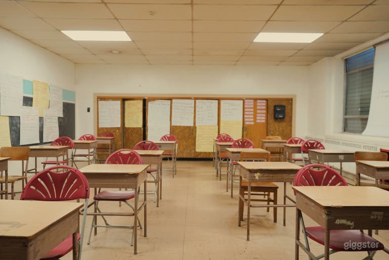  Classic School w/ Vintage Gym & Classrooms 