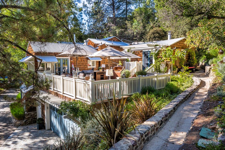  House &amp; Outside Wood Deck 