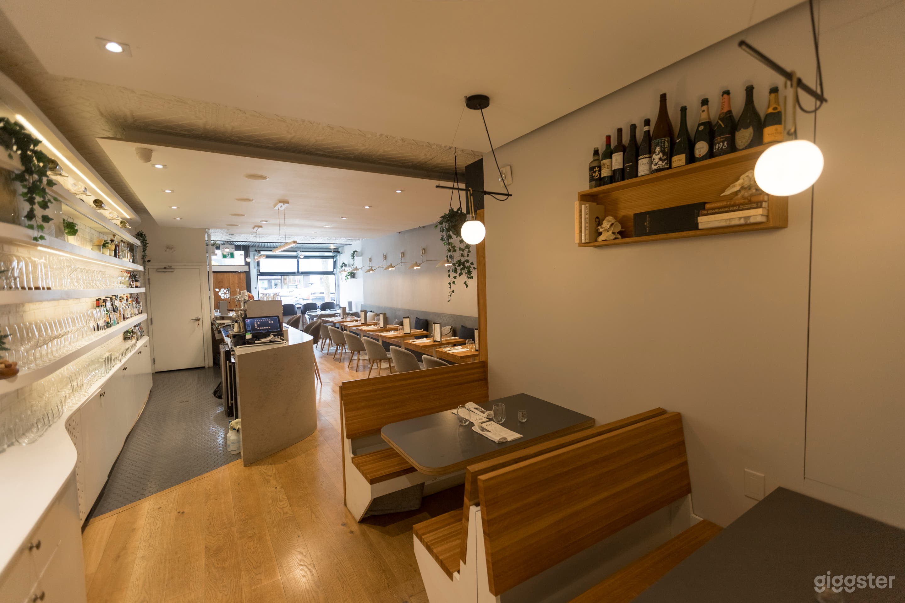 Minimalistic Restaurant in Old Toronto Photo 4