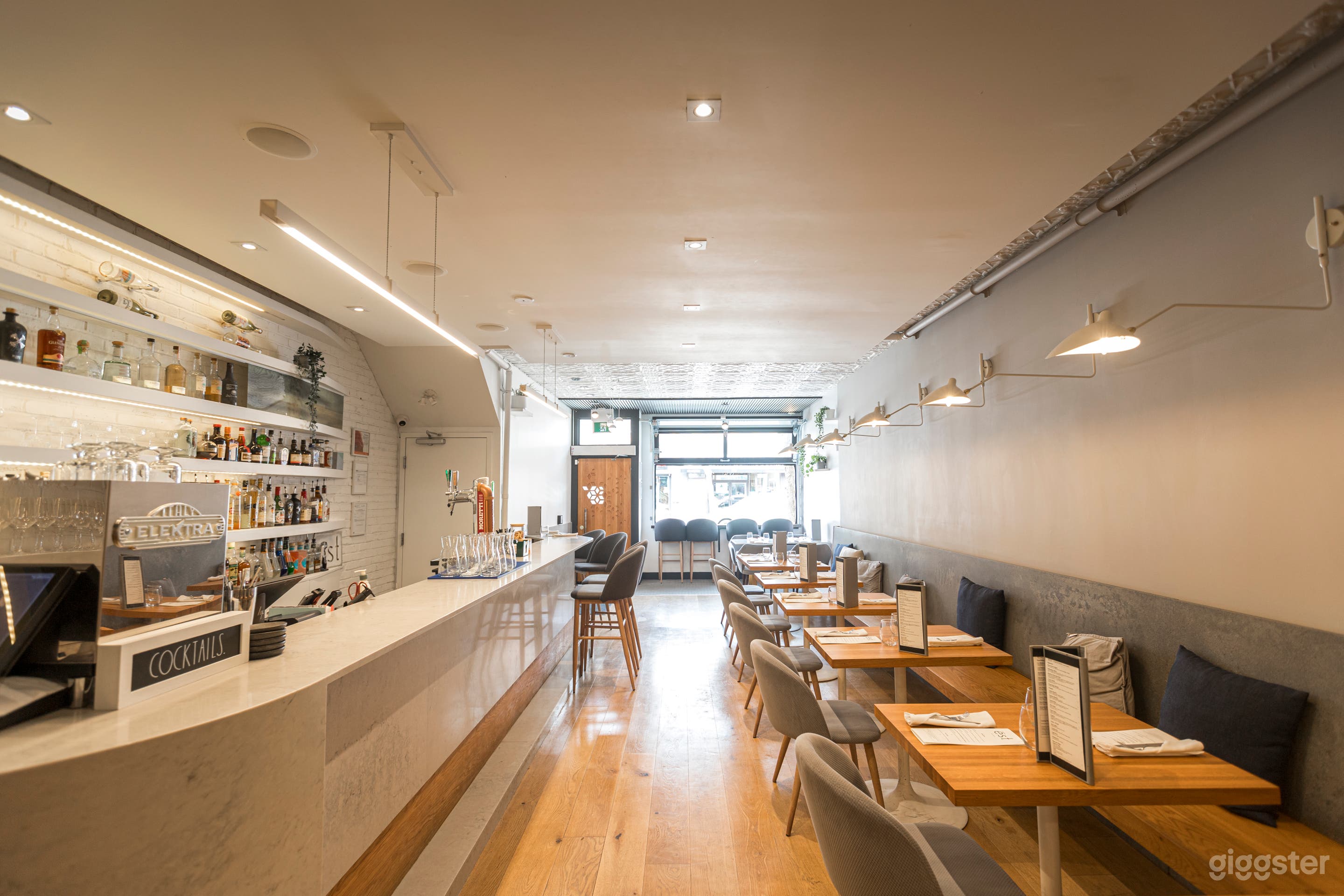 Minimalistic Restaurant in Old Toronto Photo 2