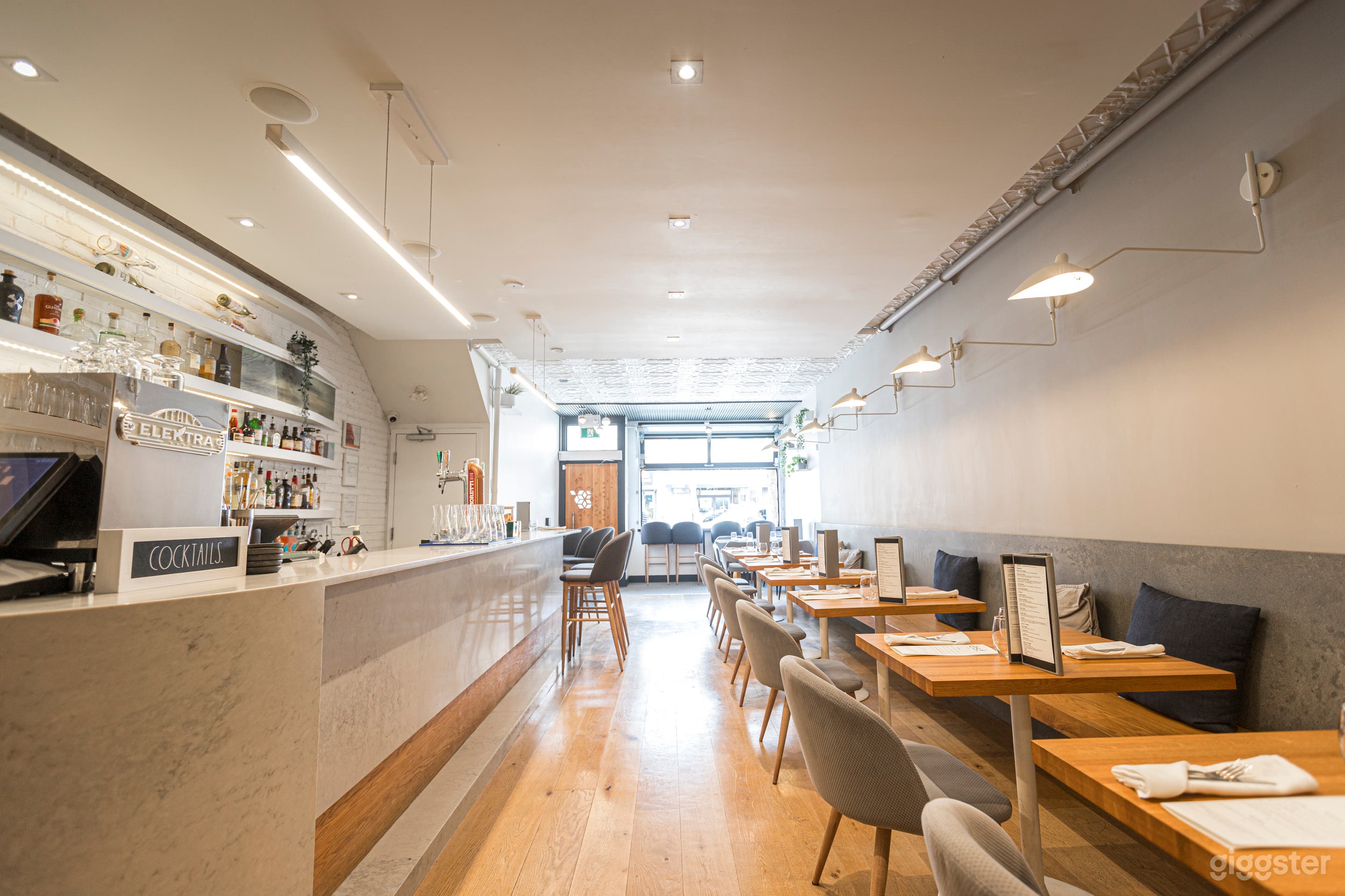 Minimalistic Restaurant in Old Toronto Photo 3