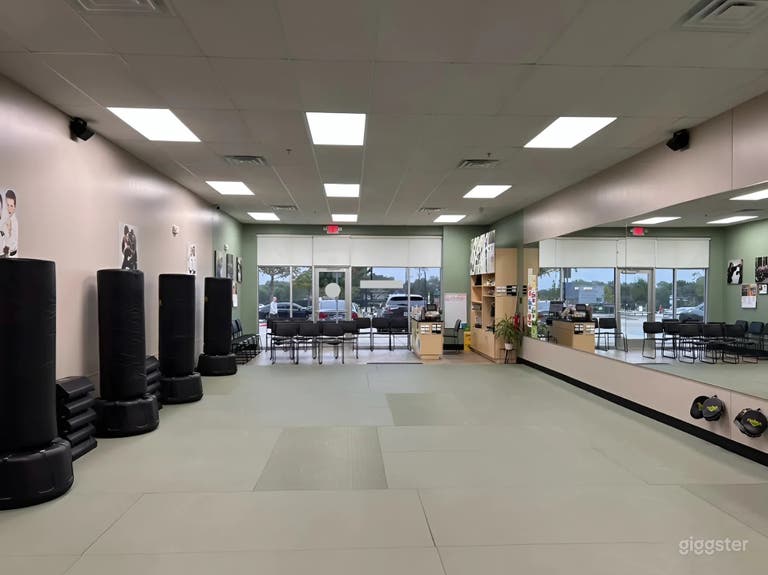  Estudio versátil de yoga, pilates, meditación y kickboxing en ubicación privilegiada de Addison 