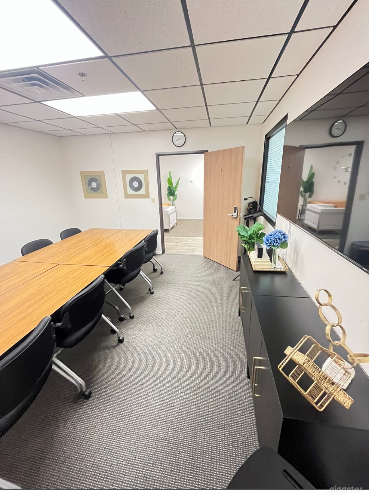 A boutique-style coworking space Photo 4