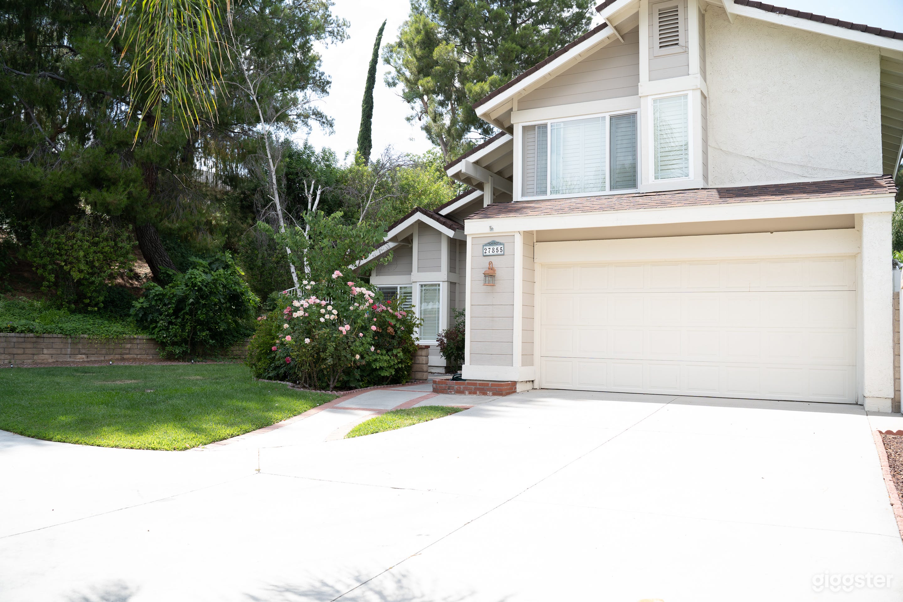 Suburban home with pool& jacuzzi for filming Photo 1