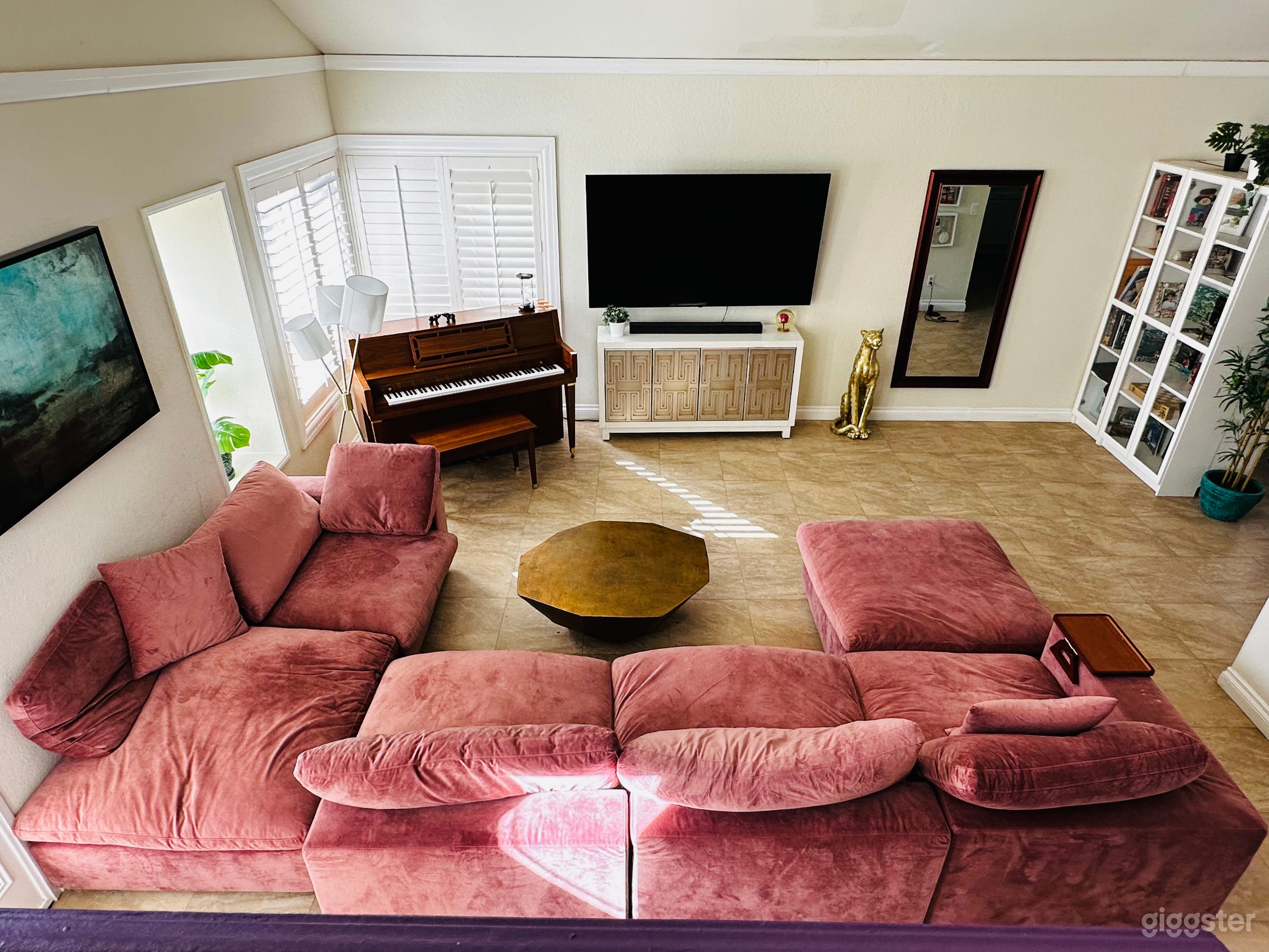 Suburban home with pool& jacuzzi for filming Photo 2