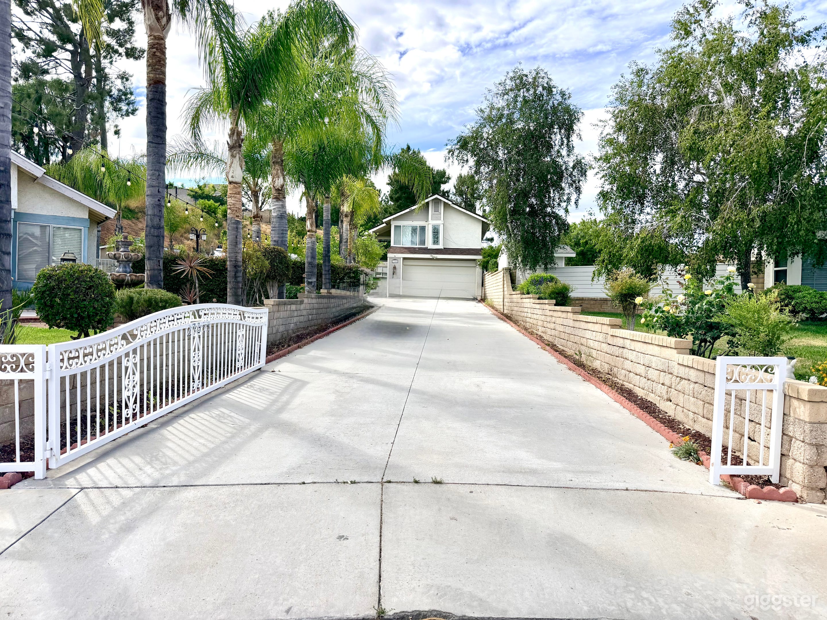 Suburban home with pool& jacuzzi for filming Photo 1