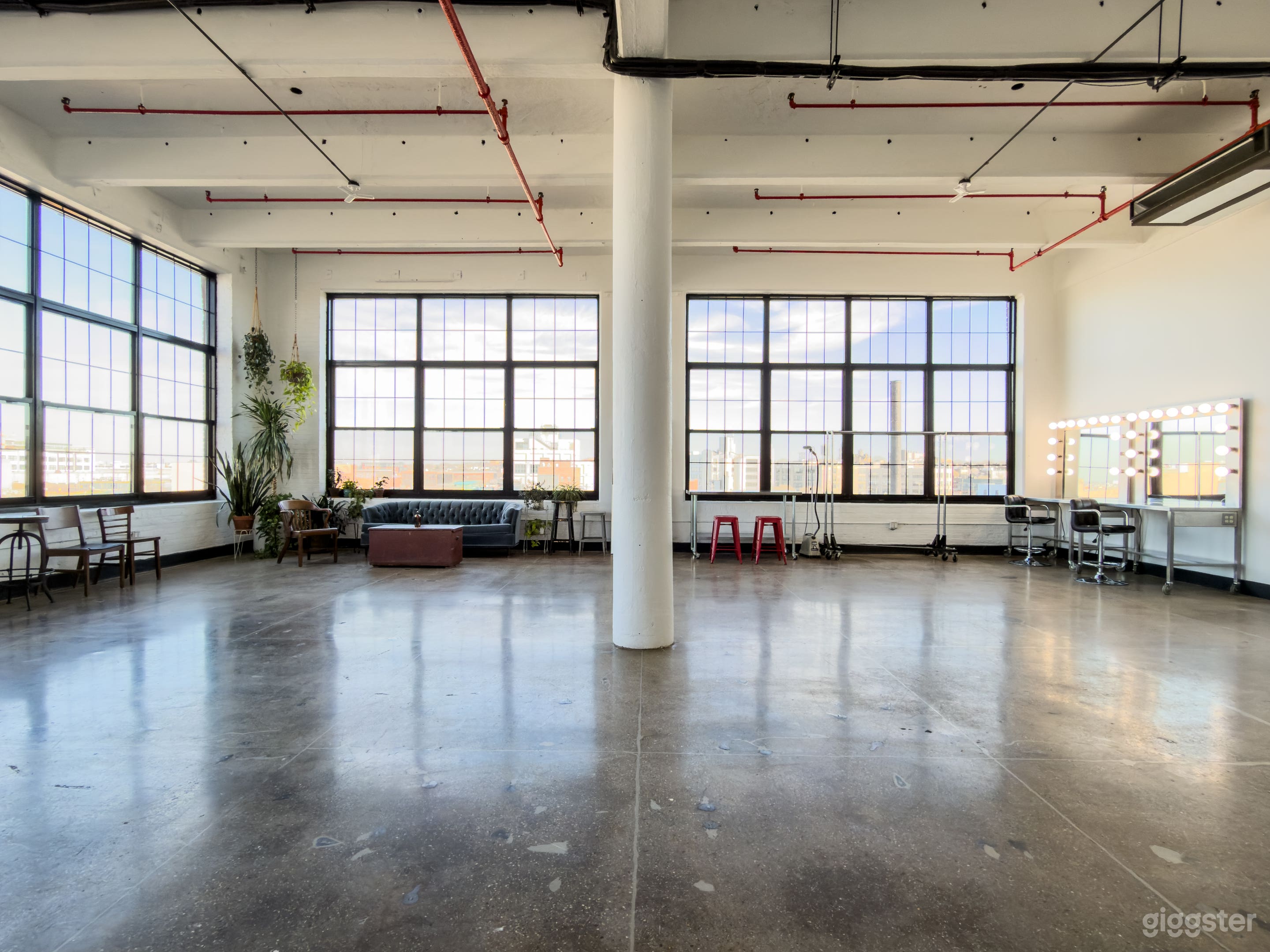 North Light Photo Studio With Huge Windows Photo 2