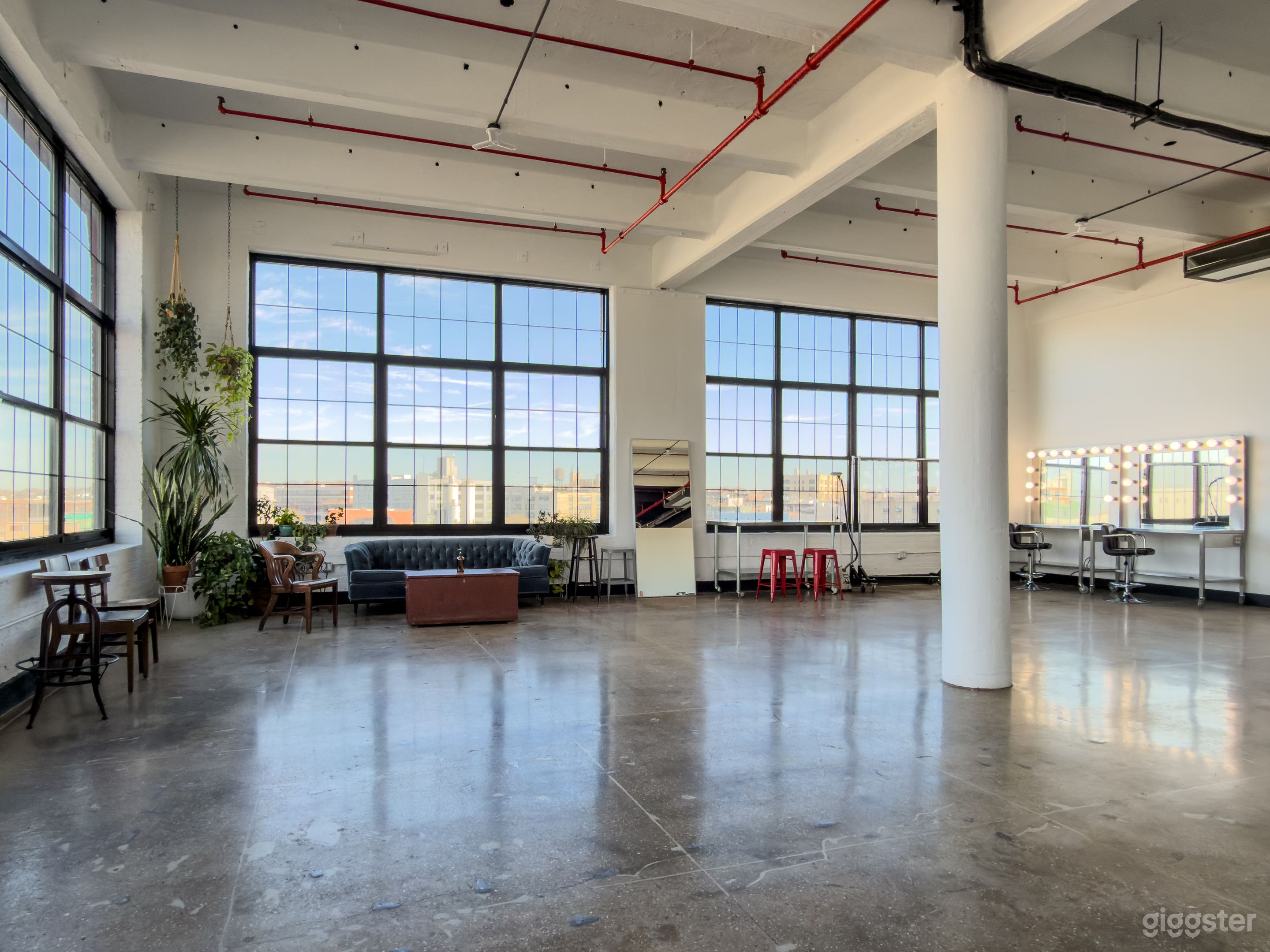 North Light Photo Studio With Huge Windows Photo 1