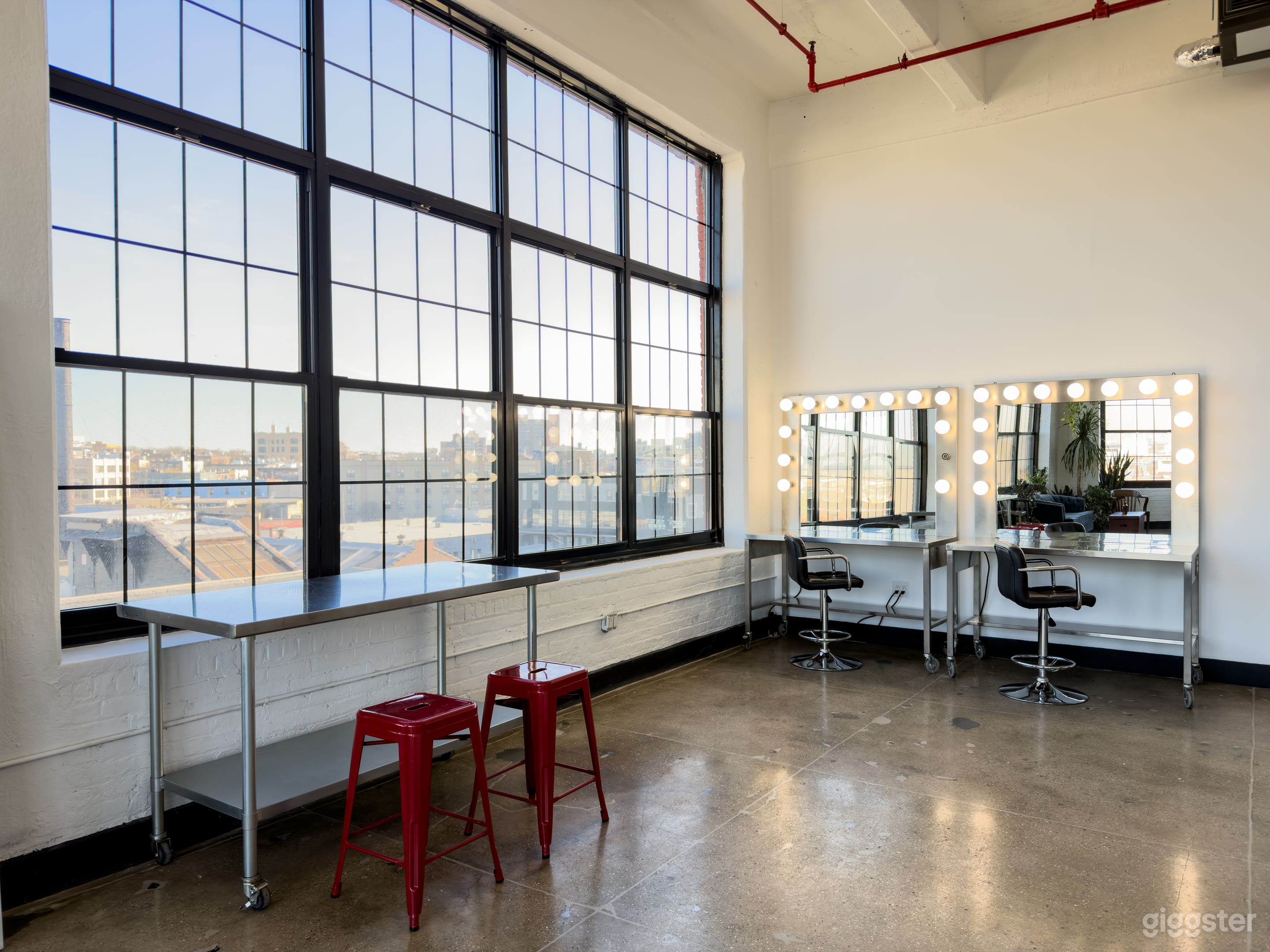 North Light Photo Studio With Huge Windows Photo 3