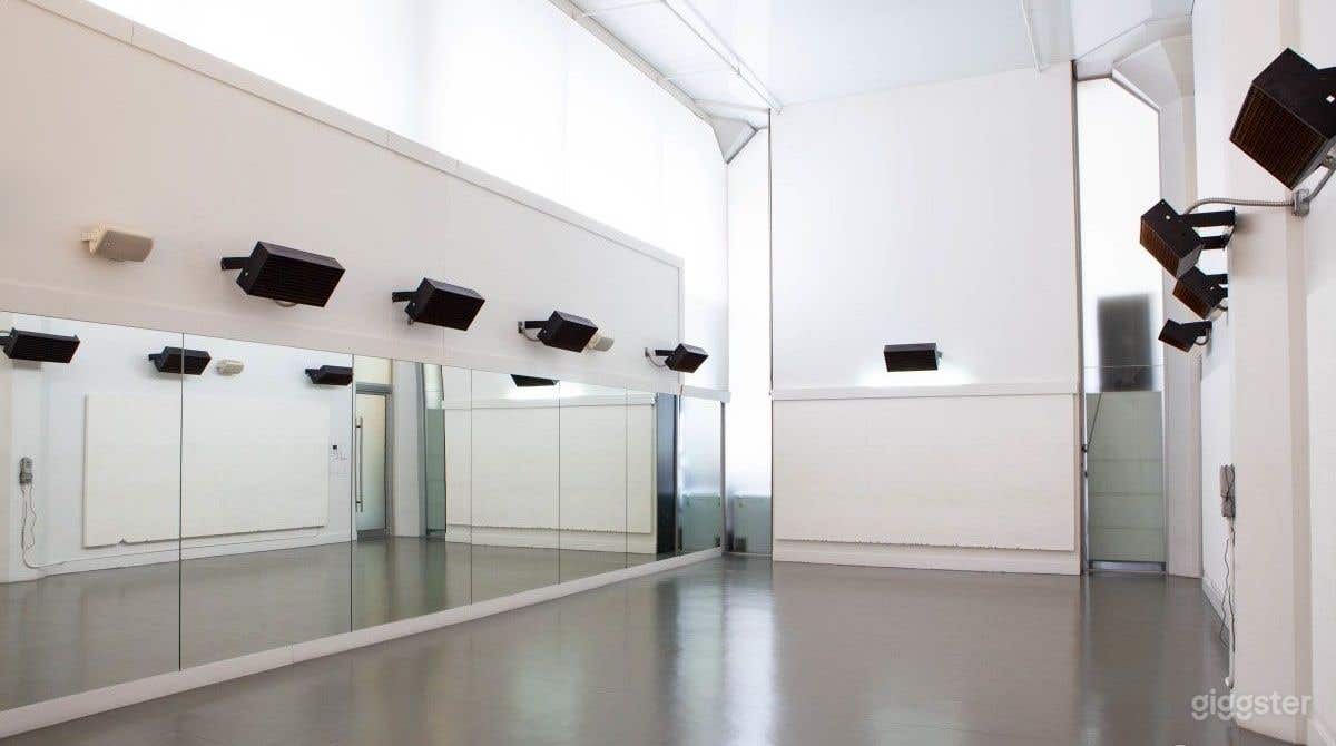 Bright, Versatile and Spacious Downtown Seattle Studio Photo 3