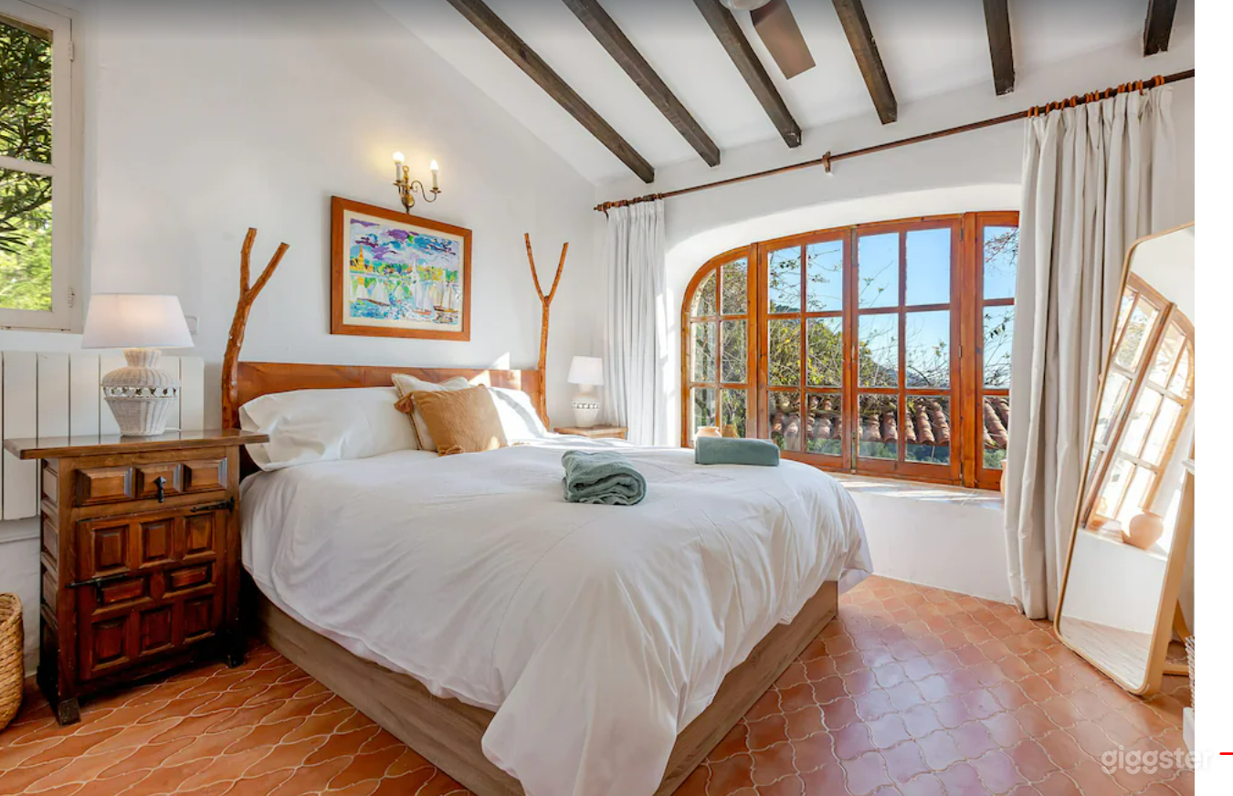Dormitorio del apartamento con piscina