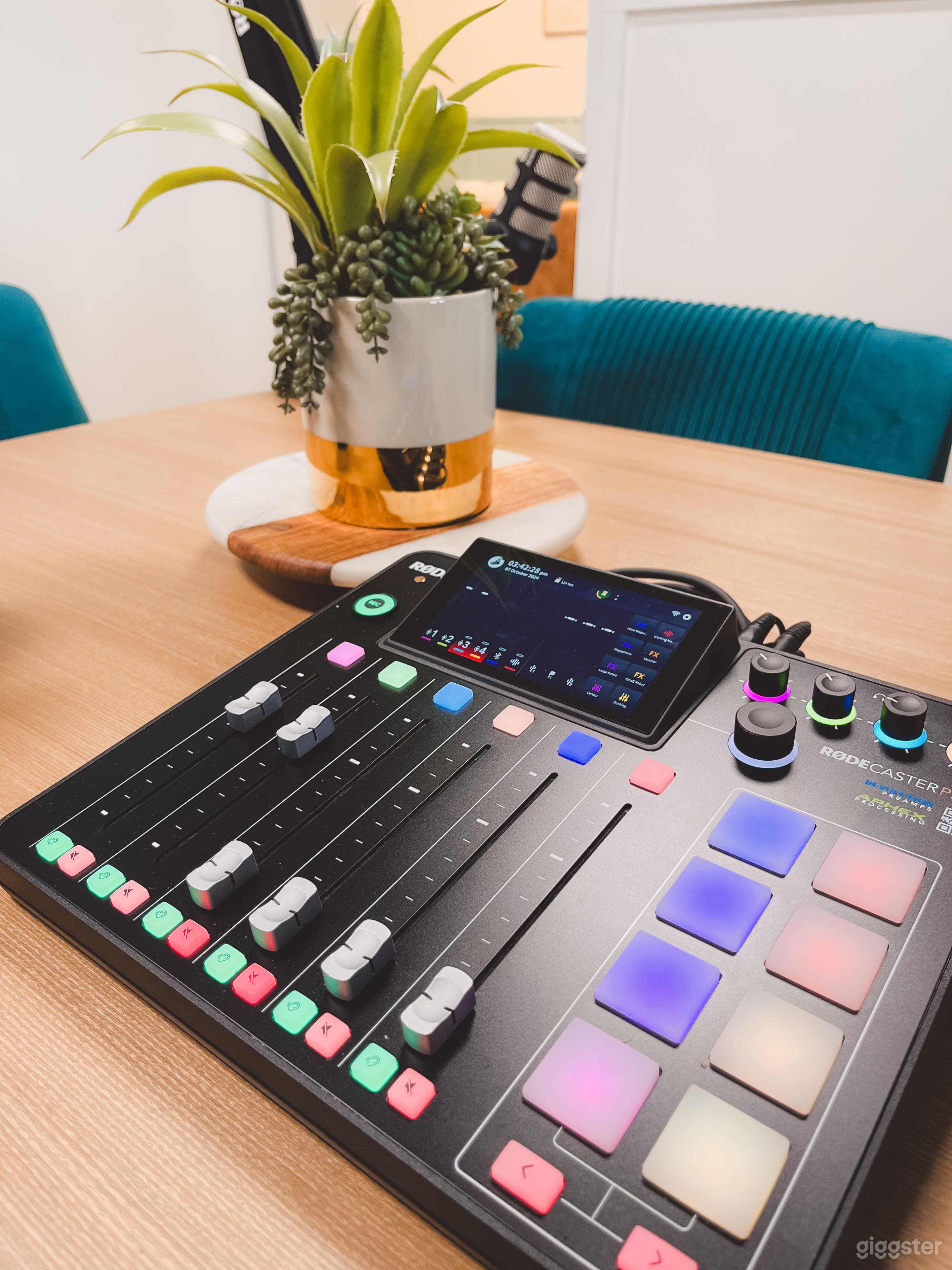 Podcast Boldly. Create Loudly Photo 2