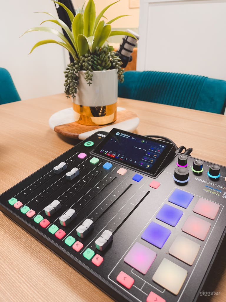  Podcast Boldly. Create Loudly 