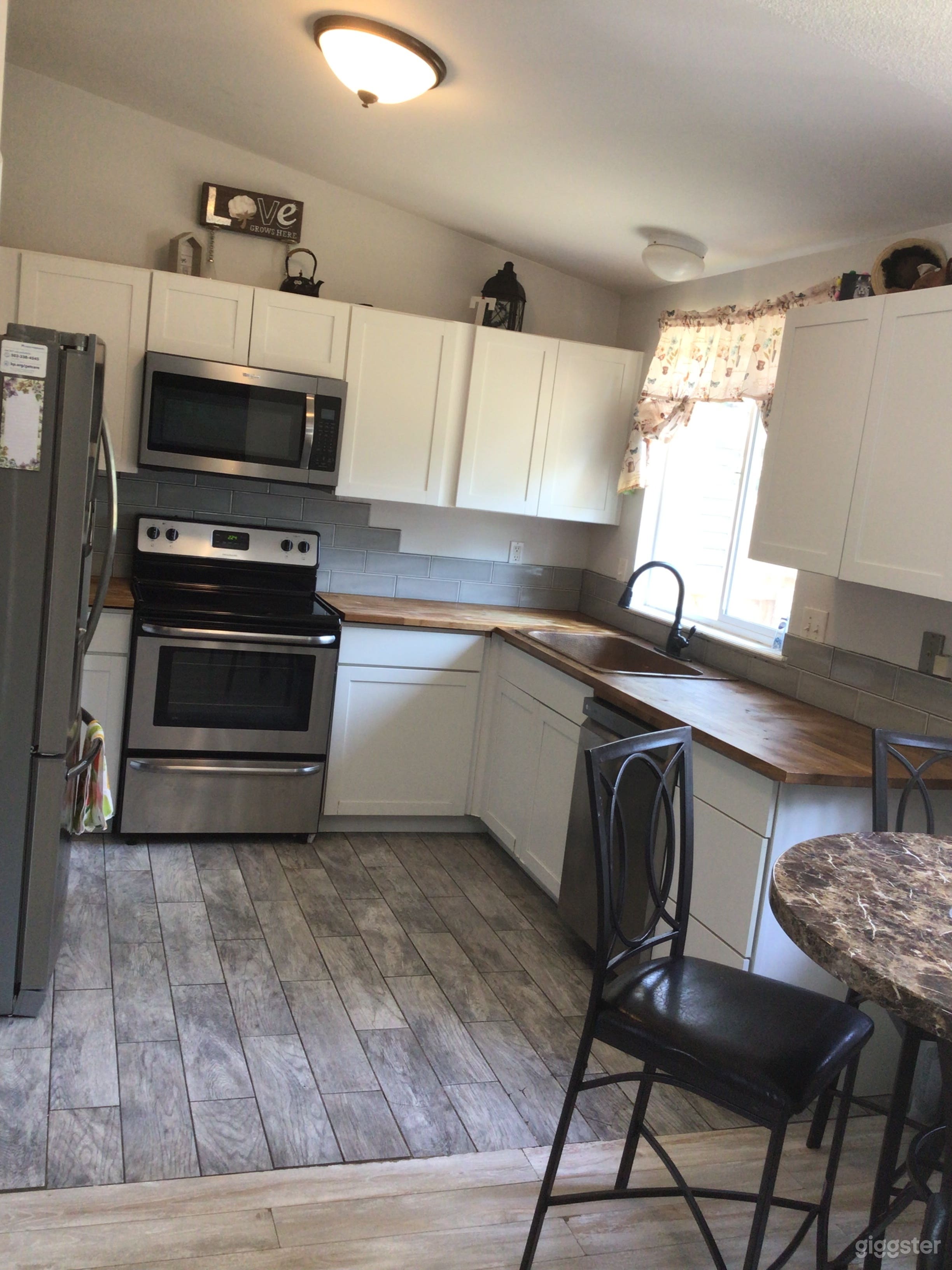 Sun drenched tri level-traditional charm Photo 2