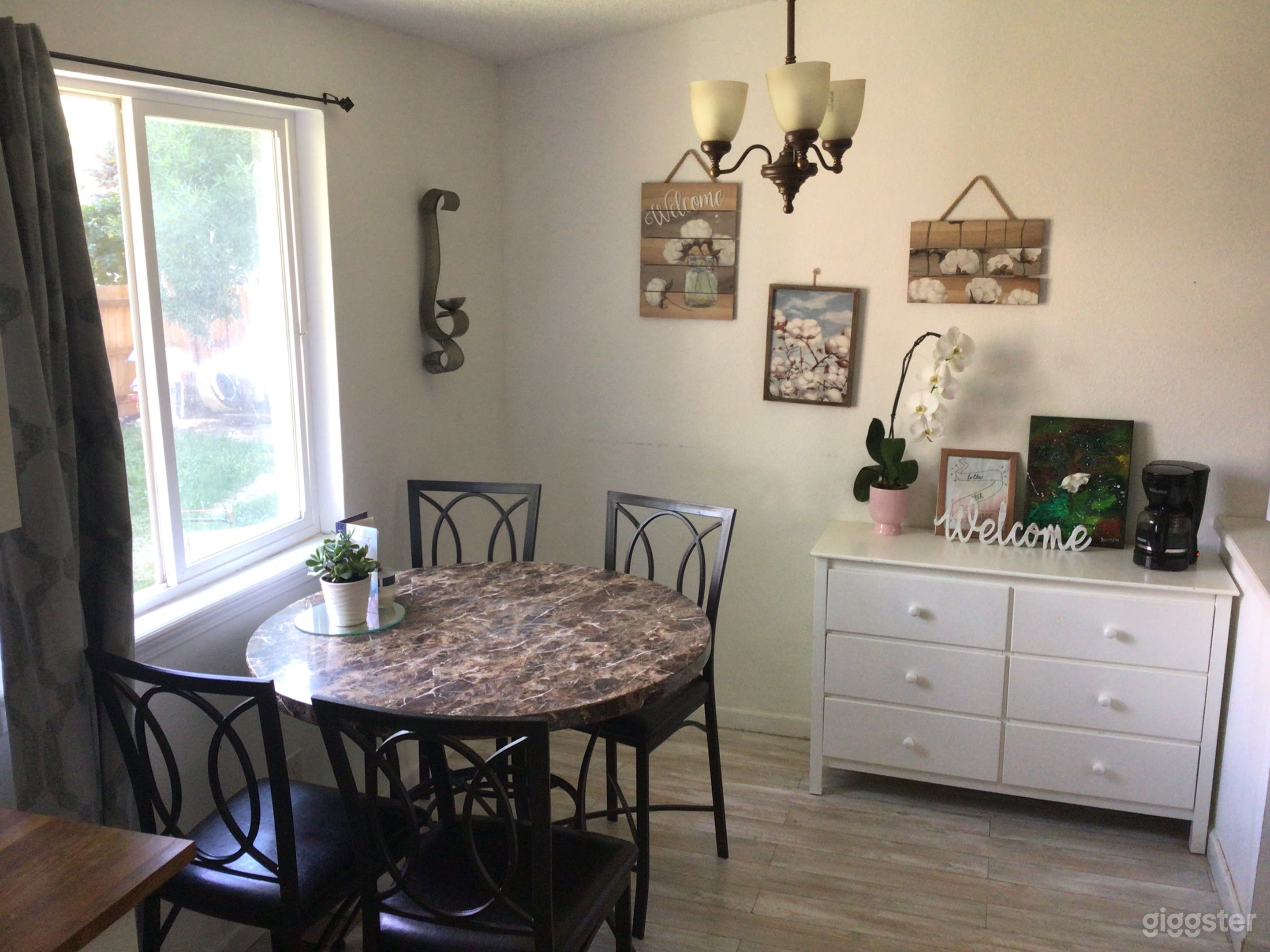 Sun drenched tri level-traditional charm Photo 1