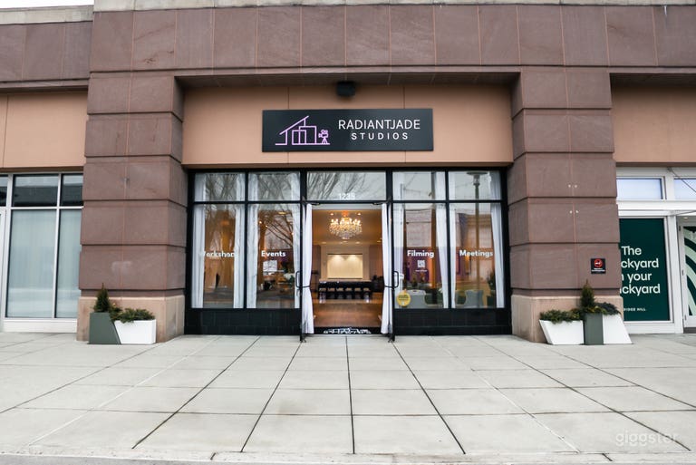  Elegant Office Space For Meetings & Video Shoots 