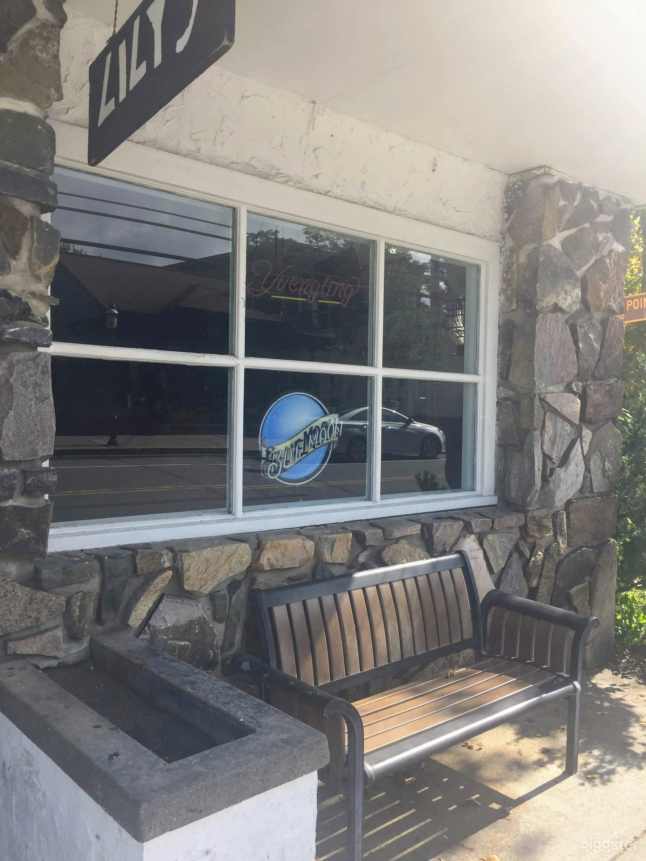 Unique beautiful bar/lounge Main st. Bolton Landin Photo 3